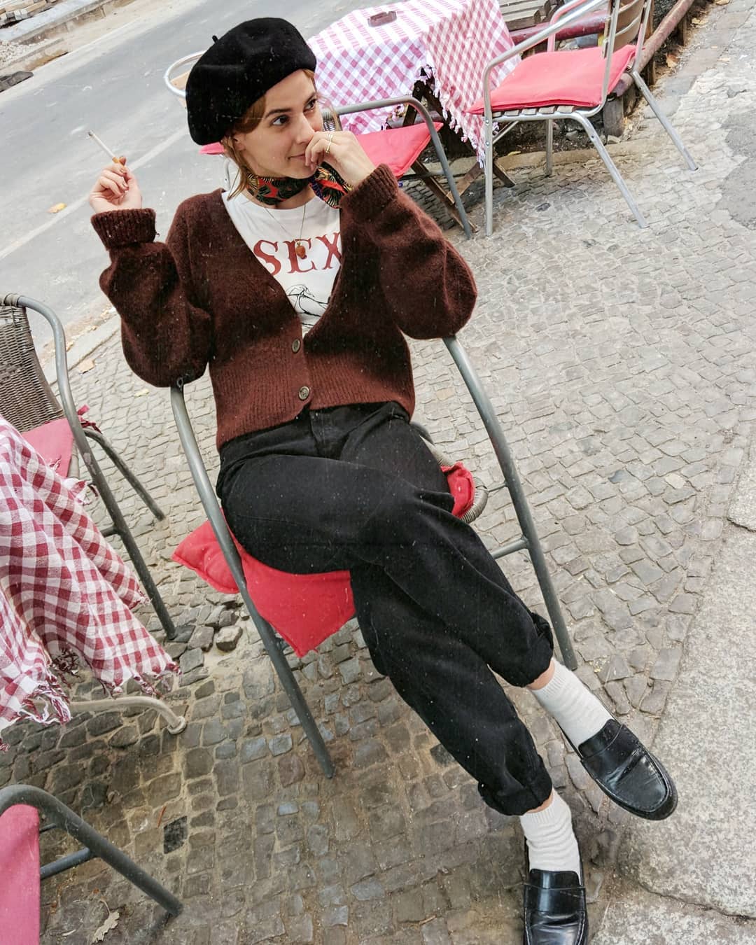 PETITION - LINK IN BIO  2019? Stimmt gar nicht. Eher 1924. Jetzt erlaubt das Bundeskabinett diesem misogynen Vogel @jensspahn also tatsächlich, stolze 5 Millionen für eine hanebüchene Studie über die seelischen Folgen von Schwangerschaftsabbrüchen auszugeben, die erstens psychische Verletzungen aufgrund von gängigen Stigmata auslassen wird und zweitens ganz offensichtlich nichts anderes ist, als ein schamloser Versuch, zutiefst frauenverachtende Gesetze und Geisteshaltungen zu verbrämen. Natürlich sitzt da wieder ein (konservativer) Mann ganz oben, um über Frauengesundheit zu entscheiden; ein Witz ist das. Oder besser: Der! Einer, der meint, wir würden die 'Pille danach' wie Smarties fressen, so ganz ohne Rezept-Pflicht. Einer, der uns offenbar keineswegs als mündige Menschen respektiert und uns rein gar nichts zutraut - Selbstbestimmung und Entscheidungsfähigkeit aka bewusstes Handeln zum Beispiel. Weitere 5.000.000 in den Kampf gegen Kinderarmut zu stecken oder in die Ausbildung von FrauenärztInnen, wo kämen wir denn da hin. Und was wäre das für eine Welt, in der nur Kinder geboren würden, die gewollt sind? Die reinste Dystopie für eine Regierung, die mehr damit beschäftigt ist, ihre eigene Unverantwortlichkeit WählerInnen-freundlich zu verpacken, als endlich Politik für die zu machen, die aus überaus mannigfaltigen persönlichen, gesundheitlichen oder sozialen Gründen ganz sicher viel lieber bunte Schokolinsen fressen würden, als ungewollt schwanger zu sein und eine Entscheidung treffen zu müssen/können/dürfen, die größer ist als jeder Penis der Welt. Und als nächstes dann nochmal extra Cash für eine spahn'sche Studie über die Auswirkungen von #regrettingmotherhood, bitte. Ach. Immer wieder schön, diese Christdemokraten mit ihrer vorbildlich gelebten Nächstenliebe. Bisschen wie mit der Homo-Ehe, gell? Oder diesen psychisch Kranken. Aber schlagt ruhig weiter Kreuze an die Wände öffentlicher Einrichtungen - zwei Balken im Namen der Beschränktheit.  #wasfürnspahn #prochoice #keinescheidekeineahnung (von gewissen Dingen)