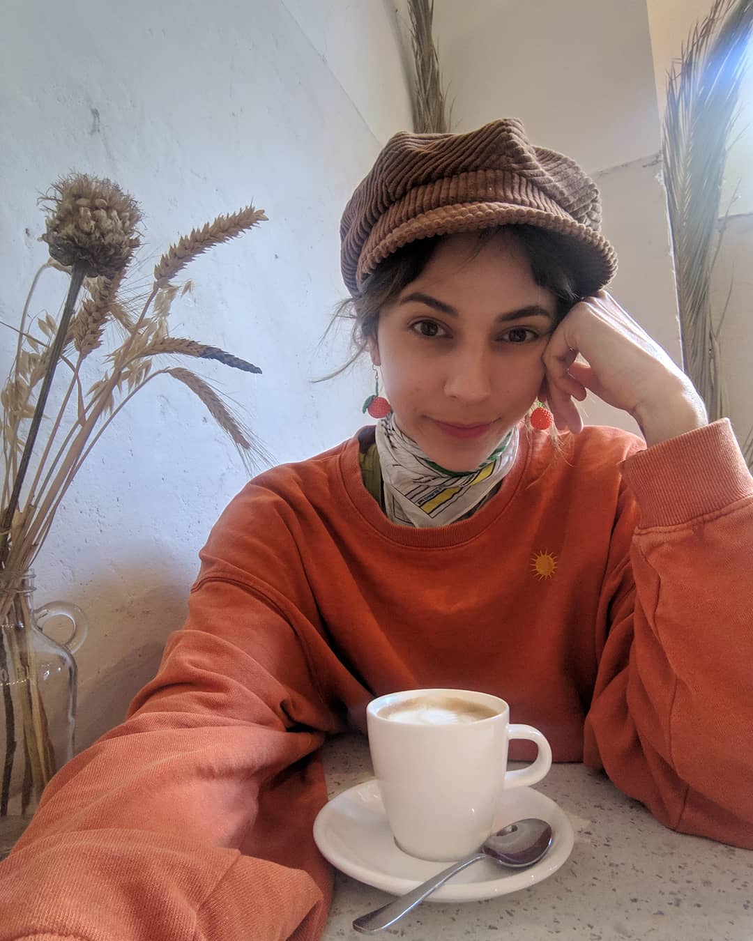 Ich bin jetzt freiwillige Frühaufsteherin, was schwierig ist, aber auch sehr viel Ruhe (rein)bringt, weil ein bisschen mehr Zeit zum Alleinsein bleibt und zum Bummeln und wach werden, wo sonst nur diese blöde Eile war. Hier trinke ich gerade im Schneckentempo einen Hafermilchkaffee neben einem Weizenstrauß wie ihn meine Oma oft auf dem Fenstersims stehen hatte und frage mich, ob es wirklich das Sauerkirschteilchen ist, das da nach mir ruft. #JaneWaynexFolkdays