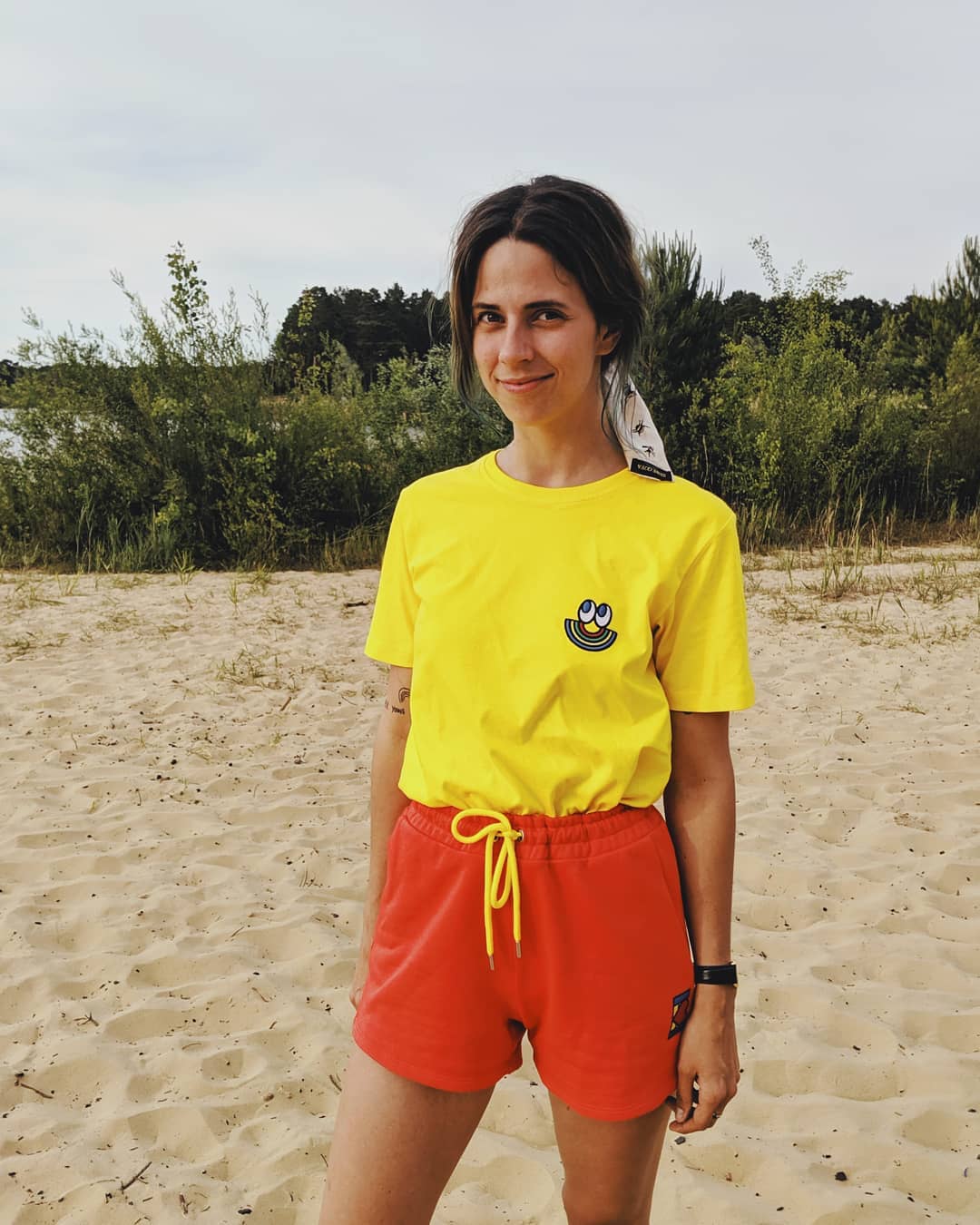 Anzeige* Sommer ist spitze, aber die Sonne scheint noch immer nicht für alle: Ein Viertel der Weltbevölkerung ist der Meinung, LGBTQ+ zu sein, sei ein Verbrechen. 72 Länder kriminalisieren bis heute gleichgeschlechtliche Beziehungen. Und mehr als die Hälfte der LGBTG+ weltweit werden nicht per Gesetz vor Diskriminierung geschützt. Wer dennoch denkt, eine offene, bunte Gesellschaft sei zumindest in greifbarer Nähe, muss dringend über den eigenen zutiefst privilegierten Tellerrand hinaus schauen und sich klar machen, dass die Anzahl der Angriffe auf lesbische, schwule und bisexuelle Menschen während der vergangenen vier Jahre selbst in Großbritannien um 80 Prozent angestiegen ist - und auch in Deutschland nimmt die Gewalt zu. Es ist natürlich nicht genug, sich zu solidarisieren, aber hoffentlich eine Selbstverständlichkeit - nach 50 Jahren Pride. 1969 lösten die „Stonewall Riots“ der LGBTQ Community in New York die weltweite Bewegung aus, die sich bis heute für das Ende von Diskriminierung, Ausgrenzung und Gewalt einsetzt. @esprit will mit seiner unisex Capsule Collection, die in Zusammenarbeit mit dem Design-Duo Craig & Karl entstand, dazu beitragen, das Thema in den Medien zu halten - Teil der Kollaboration ist außerdem eine Kooperation mit dem „Ali Forney Center“, das LGBTQ+ Jugendliche, die aufgrund ihrer sexuellen oder geschlechtlichen Identität obdachlos geworden sind, unterstützt. Love is not a crime ️ Happy Birthday, Pride. #LoveIsLove #EspritCares #LGBTQ