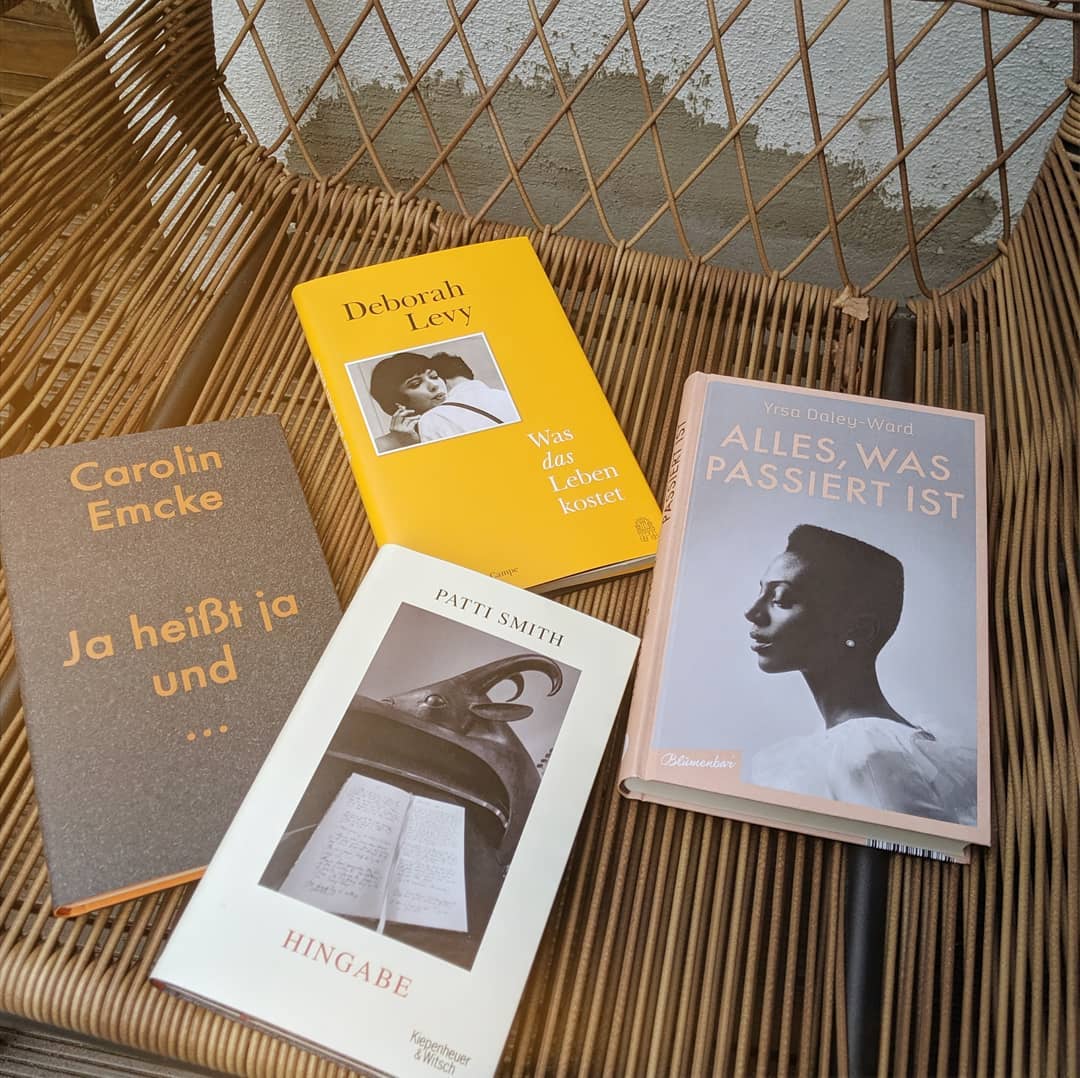 »Das Leben bricht auseinander. Wir versuchen es in die Hand zu nehmen, versuchen es zusammenzuhalten. Bis uns irgendwann klar wird, dass wir es gar nicht zusammenhalten wollen.« Ich weiß nicht, ob mich überhaupt je ein Satz so sehr getroffen hat, bis ins Mark fuhren mir die Zeilen, als ich sie zum ersten, zum zweiten, dritten und vierten Mal las. Weil sich mein Leben während der vergangenen Jahre niemals schleichend, sondern immer radikal änderte, wie ein Donnerwetter, das du eben noch gar nicht hast kommen sehen. Komisch daran finde ich bis heute, dass es jedes Mal nur kurz weh tat, das alles. Zwar heftig und tief, aber nie lange, weil hinter der nächsten Ecke tatsächlich stets die große Erkenntnis lauerte, dass ich überhaupt nicht komplett am Arsch, sondern vor allem endlich befreit bin. Von toxischen Beziehungen zum Beispiel, die ich eigentlich viel früher hätte nicht mehr zusammenhalten sollen. „Was das Leben kostet“ von Deborah Levy hat dabei so unendlich gut getan, schon in der englischen Originalfassung. Vielleicht, weil Levy uns mit jeder Seite, zumindest im ersten Teil des Buches, davor bewahrt, zurückzurudern, aus Angst oder Bequemlichkeit. Weil es keine Romantisierung und auch kein Happy End gibt – dafür aber endlich ein Werk, das den Schmerz ernst nimmt, das genau so weh tut wie wir. Eines, das nicht schon wieder sagt: Alles wird gut, lach doch mal wieder. Sondern: Das hier ist richtig scheiße, aber es ist dein fucking Leben. Und es wird weitergehen. (Und noch mehr gute Bücher)