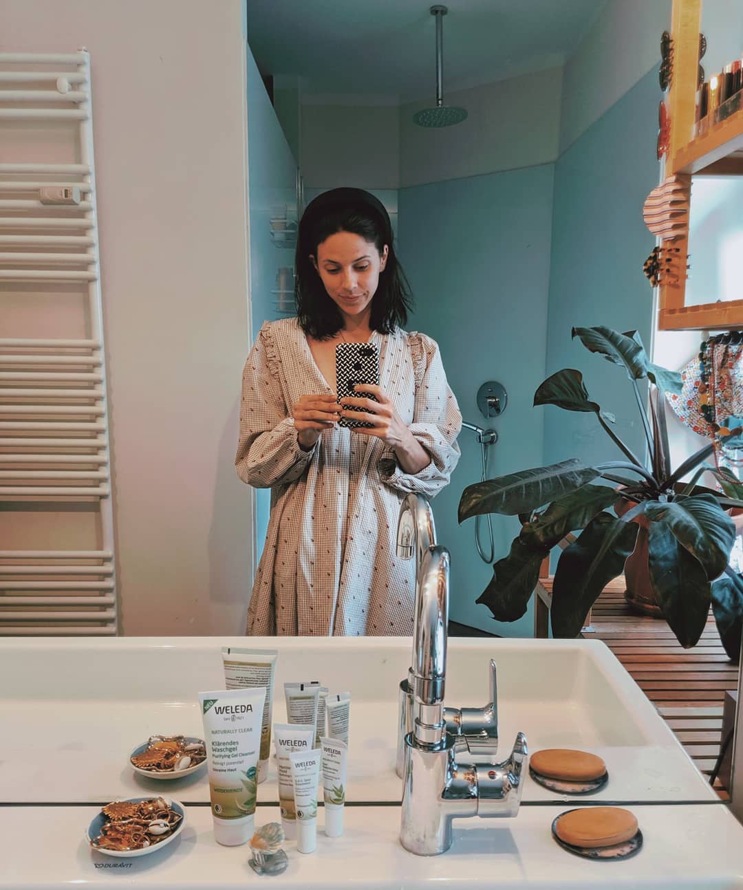 Anzeige / Hi PMS, hi Pickel - So ist das eigentlich schon seit immer, da hilft auch das Erwachsenwerden nicht. Pünktlich zur Periode wächst mir mal ein Horn aus der Stirn und mal ein zweites Kinn, je nachdem, ihr wisst schon. Und weil wir wohl (fast) alle unreine Haut kennen, haben @sarah_jane, @ouraniamarmara und ich für @thisisjanewayne die neue #NaturalllyClear Pflegeserie von @weleda_ag ausprobiert. Und? Hat geklappt, sonst gäbe es diesen Post gar nicht. Alles weitere könnt ihr im Beitrag nachlesen (in den Stories verlinkt) - vielleicht hilft's bei euch ja auch. #Weleda ️ #meinehautgeschichte