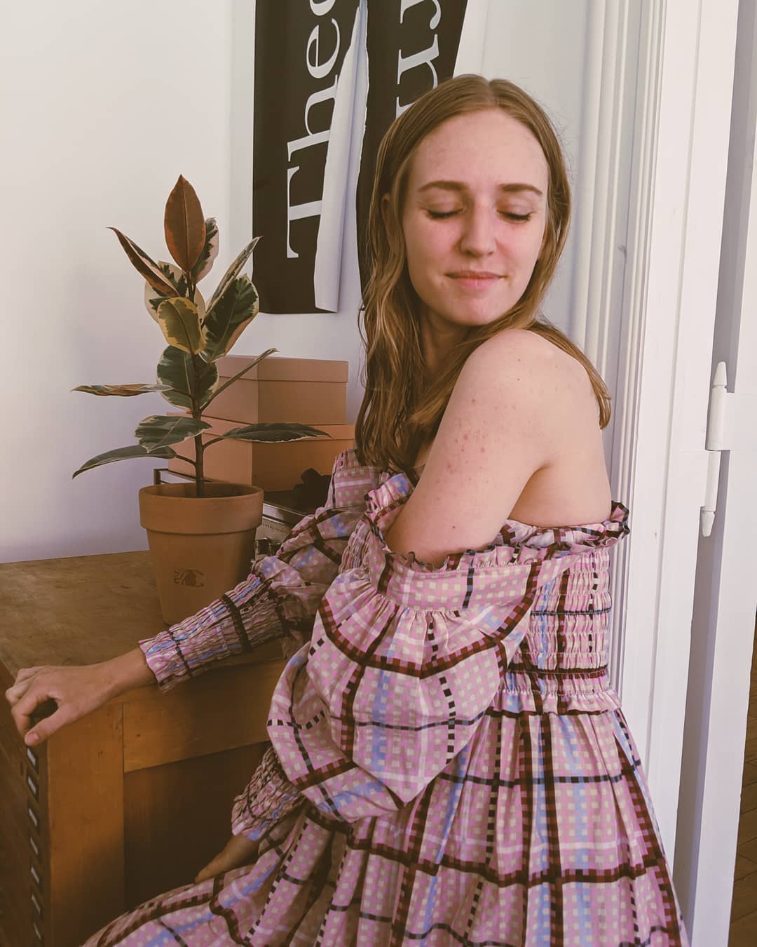 Anzeige / Hi’n Good Bye, dear Pimples! Wir alle kennen sie im Gesicht, auf dem Dekolleté und auf dem Rücken, aber vor ein paar Wochen wurden sie hartnäckigen Begleiterinnen auf meinen Oberarmen. Woher kommen sie, was wollen sie und wie werde ich sie wieder los? Ich habe meine Antwort darauf gefunden und eine kleine Liebeserklärung über Weledas neueste #NaturallyClear Linie und #meinehautgeschichte verfasst, die ihr ab sofort auf thisisjanewayne.com nachlesen könnt (Link in Stories!)  So viel sei verraten: Es folgt ein kleines Happy End. Noch zieren meine Oberarme Pickelmale, aber auch die werden mit viel frischer Luft und der richtigen Pflege in den kommenden Wochen verschwinden, da bin ich mir ganz sicher! @weleda_ag #weleda