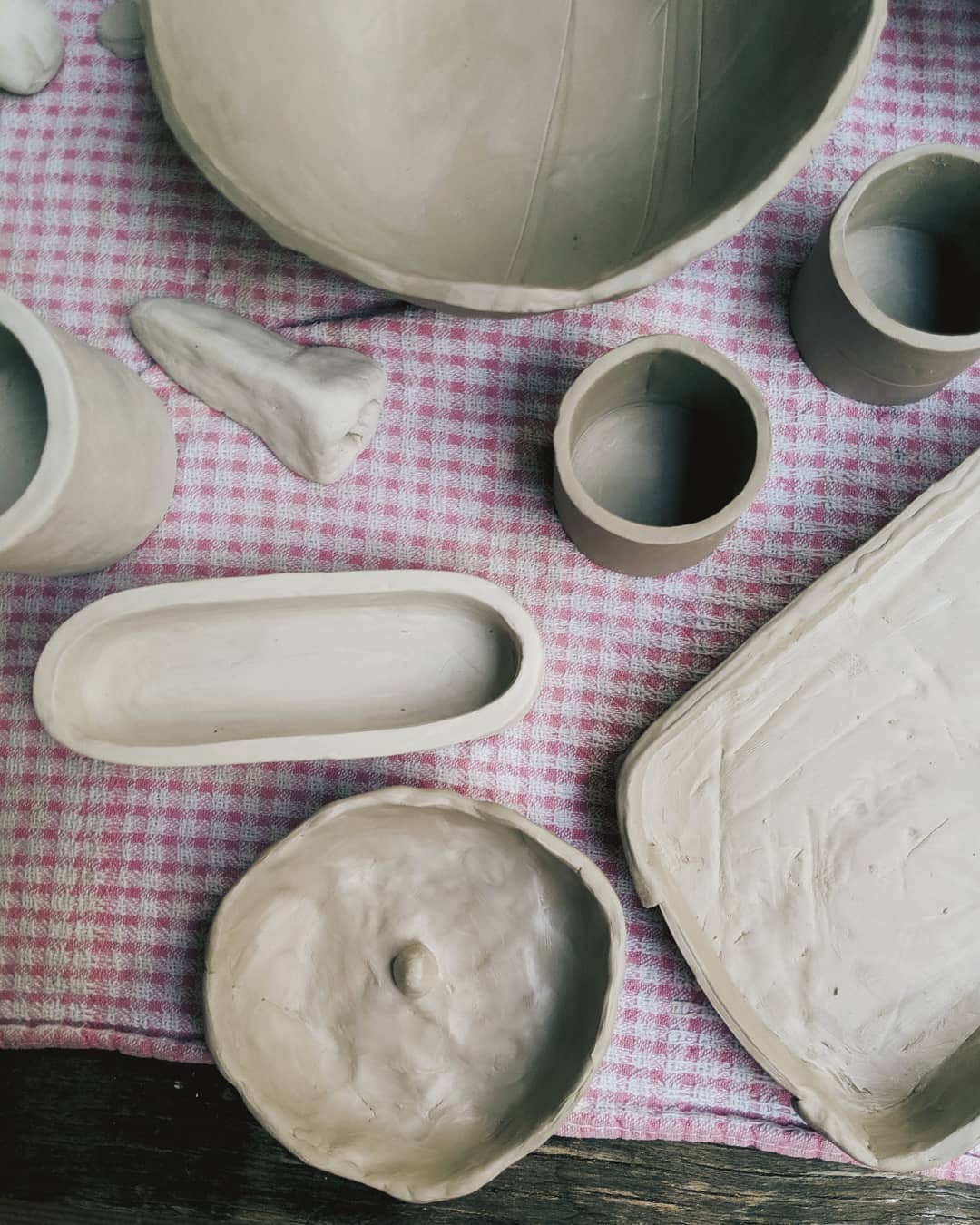 We finally joined the #pottery club And I wish I would have believed the hype much earlier, because doing this with my own hands while not being able to do anything other than that at the same time seems to be exactly what my always distracted brain and my long lost power of concentration needed to get in touch with each other again. Recommendation! This! Is!