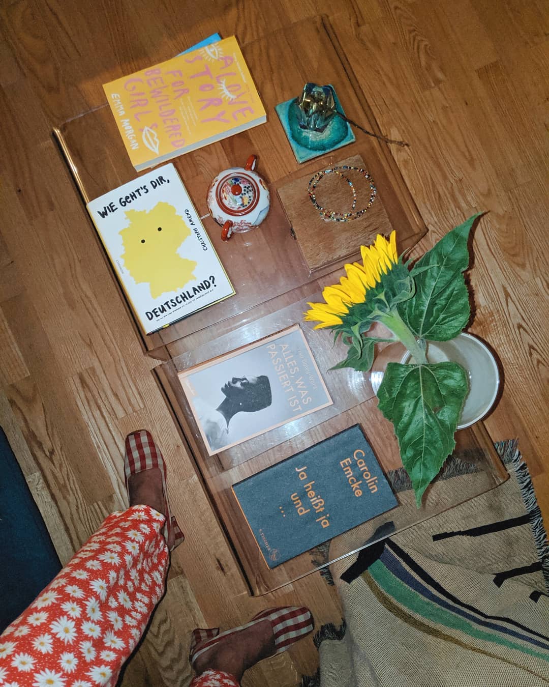 Das waren vier gute Bücher, obwohl keines dem anderen gleicht. #CarolinEmcke außerdem schon wieder, zum zweiten Mal, aber diesmal mit Textmarker, weil ich so fürchterlich vergesslich bin. Auf @christophamend bin ich sowieso jeden Tag stolz, er hört diesem Land tatsächlich zu und tut nicht bloß so, @yrsadaleyward schreibt über alles, auch das Schreckliche, und damit immer die Wahrheit und #EmmaMorgan kann Liebe richtig, richtig gut. Was lest ihr gerade? Was muss ich noch lesen? Am liebsten Neues, ich will ja so wenig wie möglich verpassen.