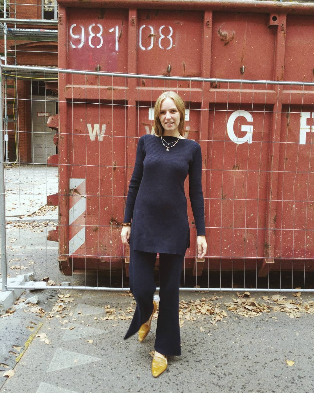 Kurz nach dem Foto stolperte ich, knickte um und lag auf dem Bürgersteig wie ein Käfer auf dem Rücken. #homeoffice / Anzeige