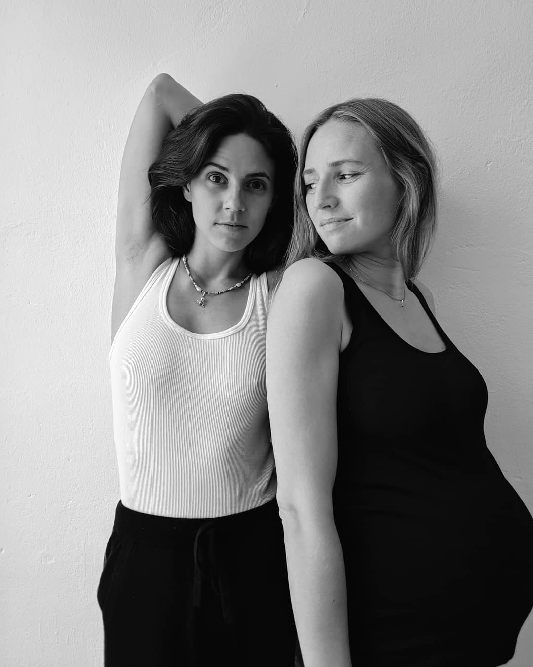 Anzeige | Ich lieb’ dich bis zum Mond und wieder zurück, @nikejane und ich vermiss dich sogar schon nach 24 Stunden ohne ein kleines Pieps von dir. Und das, obwohl wir uns eigentlich permanent sehen: Seit unfassbaren 22 Jahren. Du bist Ernie und ich bin Bert. Zusammen sind wir Hanni & Nanni, Pat & Patachon oder einfach Nike & Sarah, Sarah & Nike. Jawohl. Seit neun Jahren sind wir Geschäftspartnerinnen, längst beide Mamas, Partnerinnen, Schwestern im Herzen und beste Freundinnen. Und mit dir mache ich auch heute noch alles am liebsten: Zusammen arbeiten, gemeinsam träumen, an deiner Schulter weinen, auch mal schreien, wieder lachen und tanzen und diskutieren und feiern oder einfach nur schweigen. Allein sind wir vielleicht ganz ok, aber zusammen sind wir noch viel besser: Weil wir für einander da sind, uns gegenseitig respektieren und weil wir uns einfach aus tiefstem Herzen lieben. Das war schon auf dem Schulhof so und wird hoffentlich auch noch ganz lang so bleiben ️ Und weil auch #Schiesser dieser Tage nur Augen für die Freundschaft hat, haben wir nicht nur dieses #DoppelimRipp für euch festgehalten, sondern verraten euch auch nur zu gern, dass ihr auf dem @schiesser und/oder @schiesser_revival Account ab sofort 10 x 2 Outfits ihrer schönsten #SchiesserRevival Kollektion gewinnen könnt. Was ihr dafür tun müsst, das erfahrt ihr drüben. Toi toi toi. Wir drücken euch alle Daumen  #doppelripp