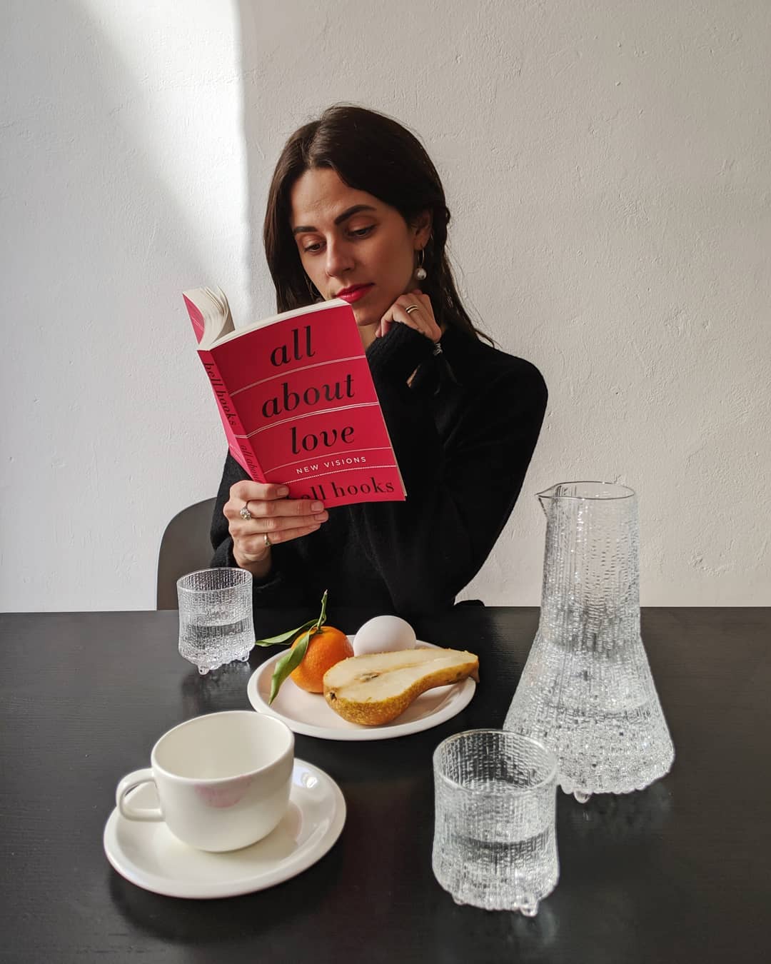 One of my favorite things to do is to love, no matter what. To risk being acted upon by forces outside my control. To have a tea and sit and think and read, about all this: “One of the best guides to how to be self-loving is to give ourselves the love we are often dreaming about receiving from others. There was a time when I felt lousy about my body, saw myself as too this, or too that. Yet I fantasized about finding a lover who would give me the gift of being loved as I am. It is silly, isn't it, that I would dream of someone else offering to me the acceptance and affirmation I was withholding from myself. This was a moment when the maxim 'You can never love anybody if you are unable to love yourself‘ finally made clear sense.“ True words surrounded by nice tableware made by @iittala / Advertising  #iittalla with their  #ultimathule