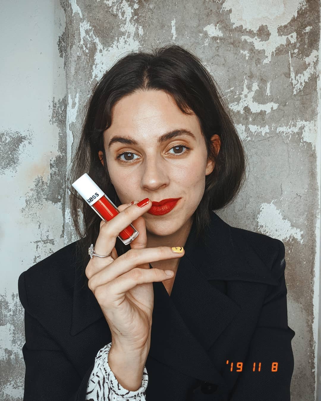 I always claimned to be super underwhelmed by all sorts of cosmetics, but obviously I went through some metamorphosis that left me mega thrilled and wowed by the power of sharp make up. So here it is, one of my favourite products these days: A cruelty-free Lip Tint by @kessberlin which doesn't go on my nerves. Because it's dry and extreme long lasting instead of slimy and always blurred. It's just there. Let's say: a red you can rely on (and use as a blush, too). Which is very important because I don't need more ballast in my (bathroom) life. Thank you, thank you  / advertising #KessBerlin #makemomentslast