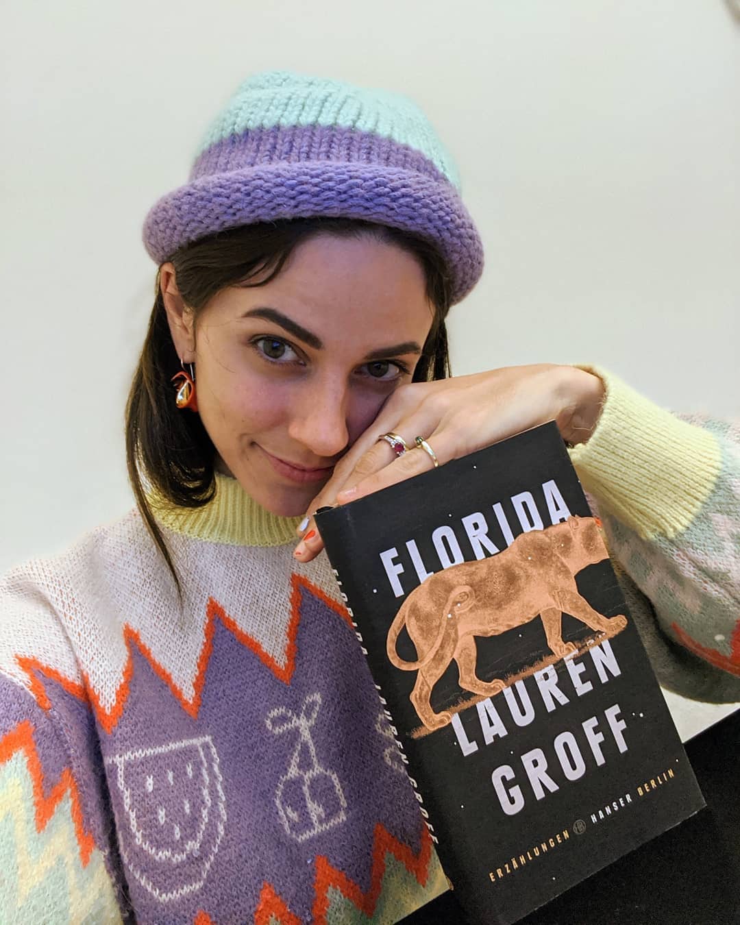 These short stories by #LaurenGroff are brilliant and weird and chaotic and furious and against all oppressive narratives we constantly are surrounded by.  Go read it (available in German, too) ️ / unpaid advertising