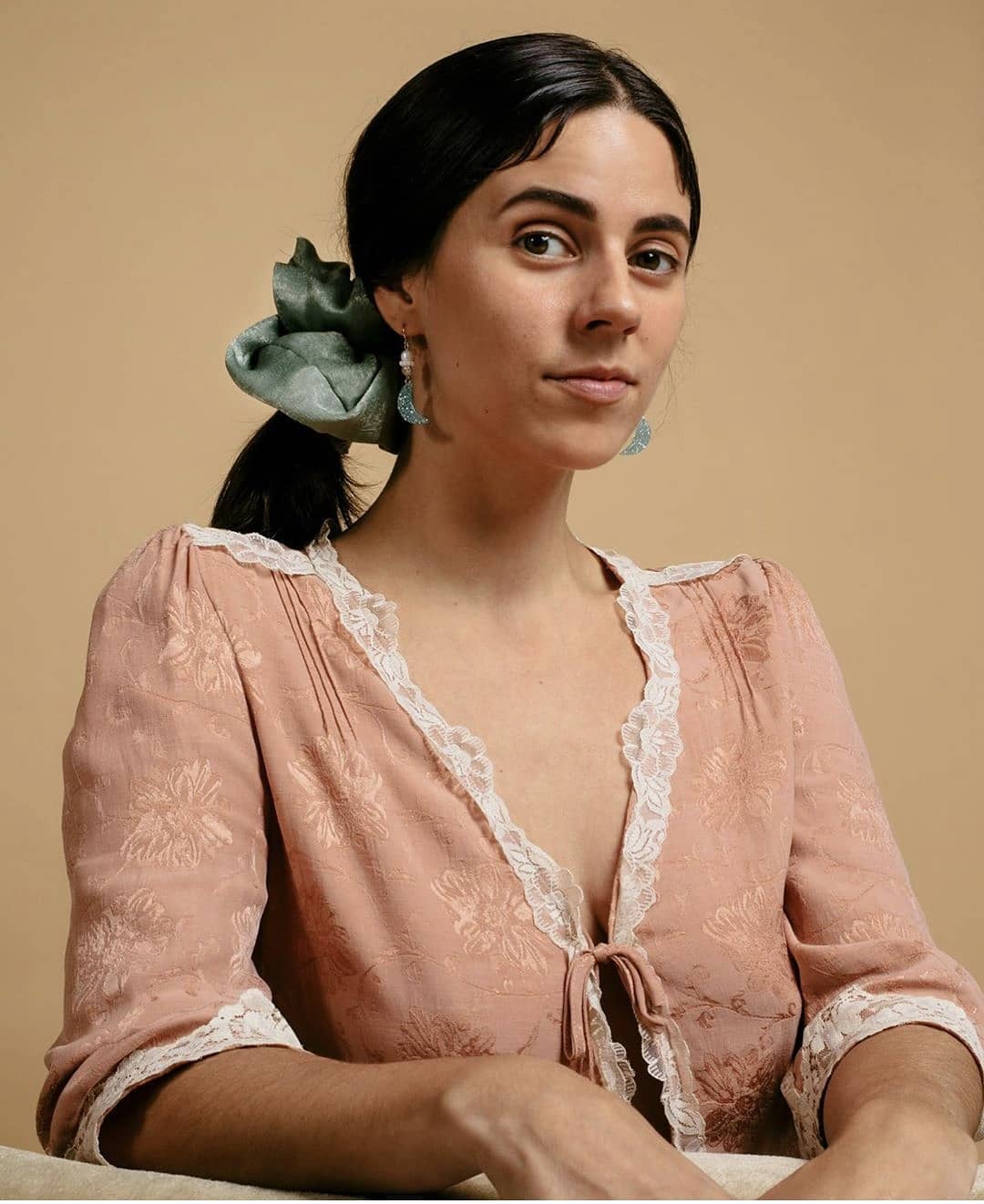 Wie schaffst du das alles? - Gar nicht. Dieses Märchen des immer funktionierenden und niemals müden Übermenschen, der alles mit Links schafft, als sei das Leben ein einziger freudiger Klacks, der alles erledigt und erreicht, und das auch noch gleichzeitig, ist in Wahrheit genau das: Erfunden. Oder auch: Eine Lüge. Ein wunderschönes, utopisches Narrativ. Ich finde, das solltet ihr wissen. Das sollten wir alle einsehen und endlich kapieren, statt uns ob all der vermeintlichen Vorbilder permanent zu Nichtsnutzen zu degradieren, die augenscheinlich viel weniger geschissen kriegen als der gesamte Rest der Welt. Wir können noch immer nicht alles haben. Nicht gleichzeitig. Keine von uns. Aber wir sind trotzdem: genug. - hab was über Kinder, Karriere und Körperhygiene geschrieben. #JWyoungmoon