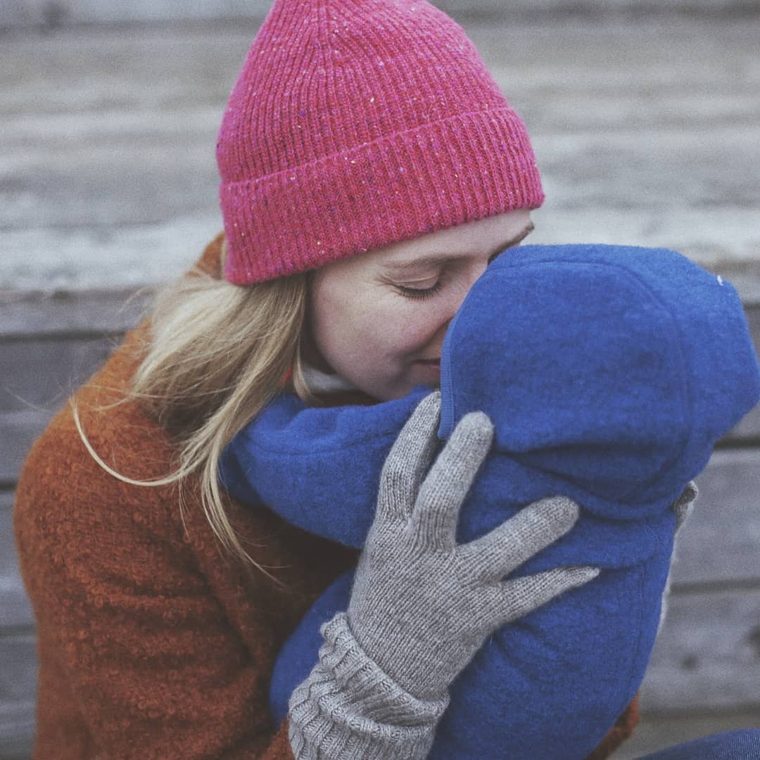 Das Fair Fashion Label @hessnatur und der gemeinnützige Verein @visionsforchildren haben sich erneut für das Schulprojekt in Kabul zusammengetan, um mindestens weiteren 900 Schüler*innen den Zugang zu Bildung zu ermöglichen und vor Ort dringend benötigte Maßnahmen wie beispielsweise den Bau von Klassenräumen zu realisieren. Um dieses Ziel zu realisieren, spendet #HessNatur nicht nur rund 11000 Euro - auch wir können die Zusammenarbeit mitfinanzieren und einen ihrer auf auf 400 Stück limitierten Bio-Wollfleeceoveralls erstehen, um das Projekt zu unterstützen und einen wichtigen Beitrag zu leisten. Kuschelweich ist er, der limitierte Wollfleeceoverall und garantiert dann auch noch eine gute Sache. Klingt nach einer Win-Win-Geschichte, oder? Noch immer auf der Suche nach einem Weihnachtsgeschenk, das wirklich Sinn macht? Dann findet ihr alle Infos in den Stories #hessnaturhilft / Charity Werbung