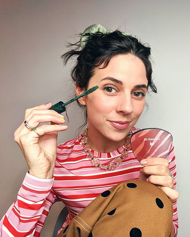 Ever tried green mascara? Me neither, but it is GO(O)D. Times are changing - after years of not even using any mascara at all, 2019 can officially be called the year of my beauty-comeback. I missed so much fun, for real. And it is even more fun to discover new products by brands like @drhauschkalive - they only do certified natural & organic skincare with medicinal plants for face & body, as well as make-up for holistic skin care & beauty treatments. Whoop: Their limited edition „Natural Spririt“ is available now. Have fun! #greenbeauty #cleanbeauty #drhauschkamakeup *Advertising