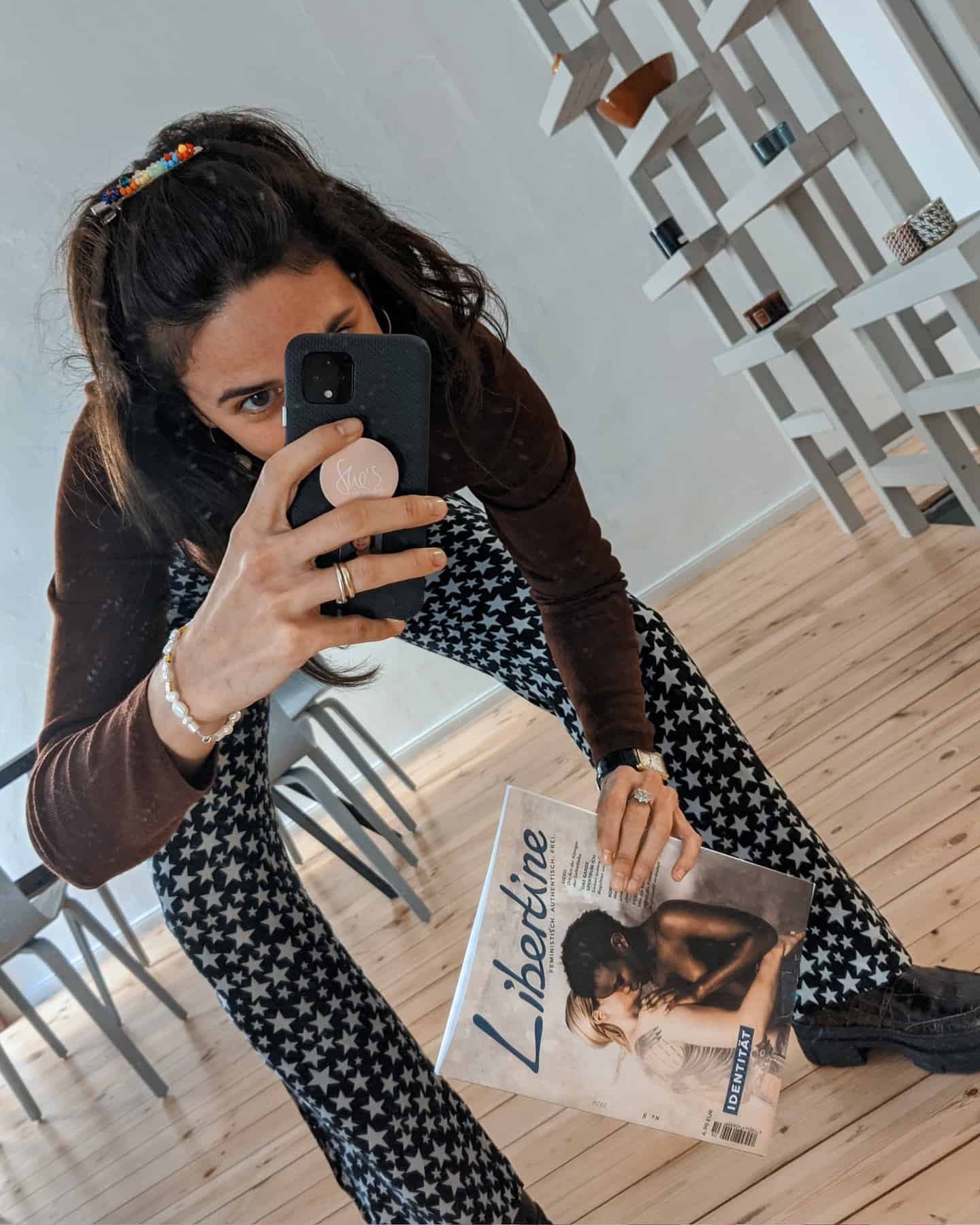 Hurra! Das @libertine_magazin #08 zum Thema 'Identität' ist da Herzlichen Glückwunsch, ihr seid die reinste Freude. Am liebsten gelesen habe ich alles. Zum Beispiel einen Aufruf zur Selbstreflexion und über Alltagsrassismus, über @aminajmina, Simone de Beauvoir, queere Utopien, Sexpositivismus und das Angsthaben, darüber, dass normal sein gar nicht so normal ist, über @lizzobeeating, & phantastische Frauen. Danke, dass es euch gibt.