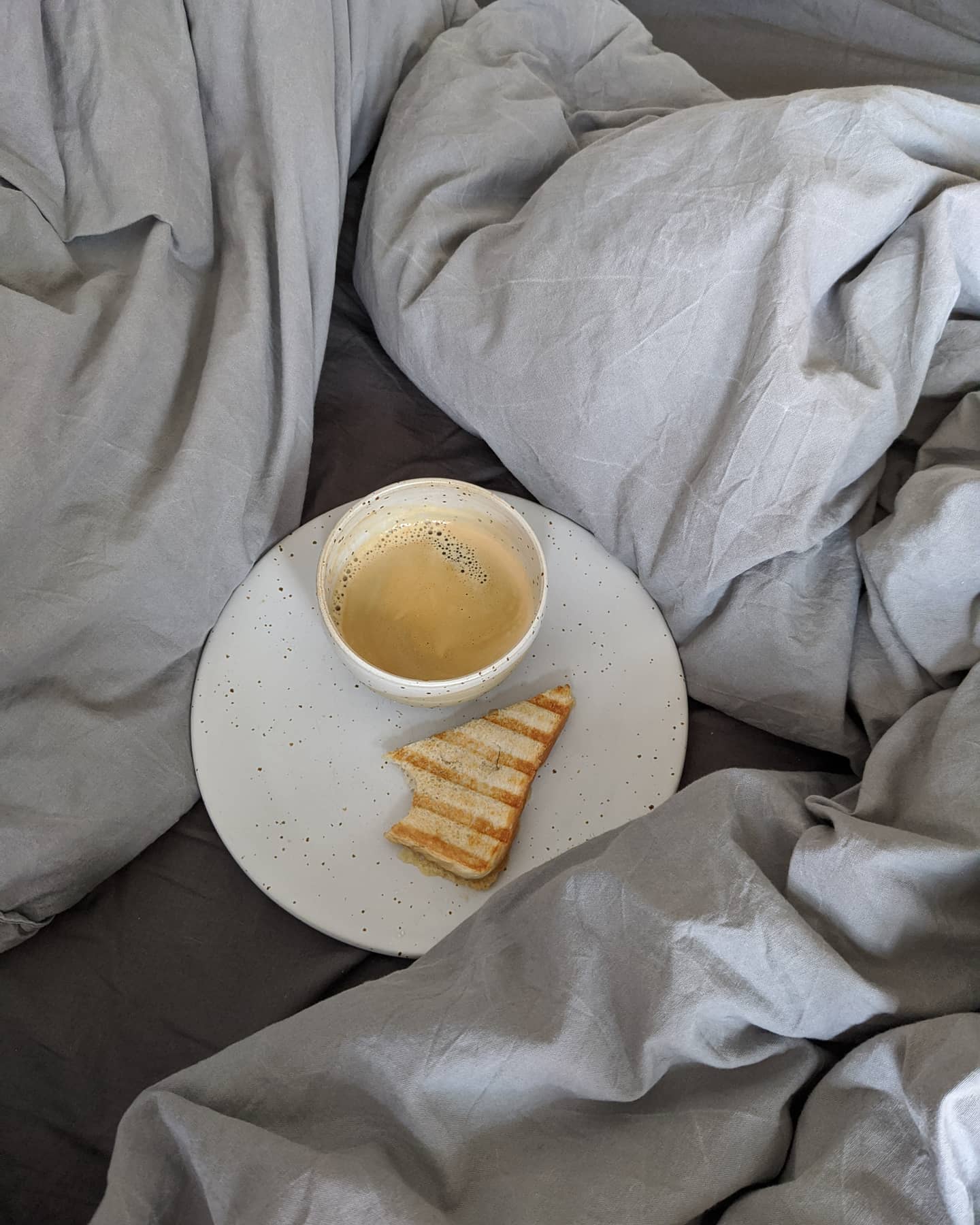 6.30 am. Kaffee & Käsetoast