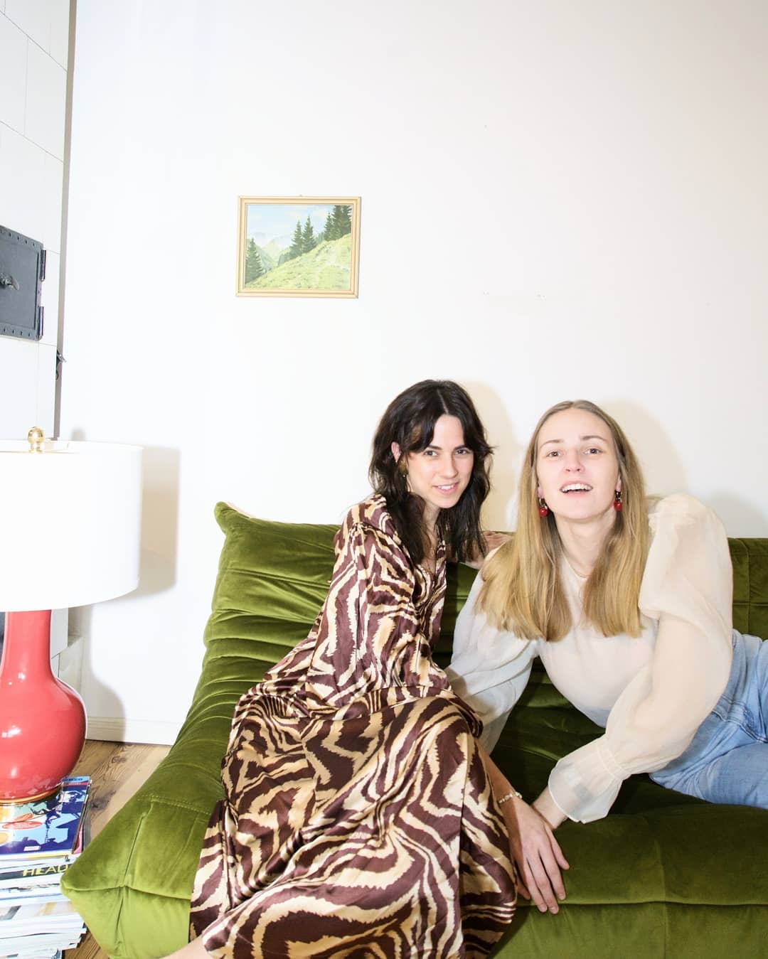 Anzeige | Attenzione Amorettis My dearest @nikejane and I are celebrating this year’s Valentine’s Day by hosting the Chez Moi singles dinner together with @bumble_germany on the 13th of February. We have invited some of our best single friends and will be the wing women of the night whilst guiding through an interactive dinner in a beautiful apartment setting. The best part? You and your best single friend can join us, too! ️ Download #Bumble, swipe in date mode and click on the Chez Moi profile for a chance to win two spots. We can’t wait to see you there. #chezmoi