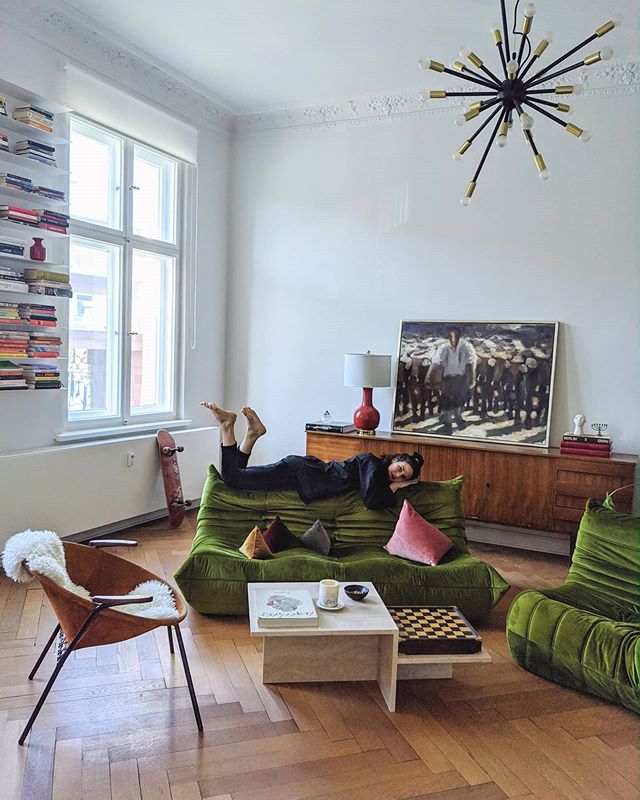 Day 8 at our new home and all the moving boxes finally are unpacked. Family times ahead. And crazy, scary, adventurous months, too. I am aware of the fact that everyone of us is facing different fears right now, so it's not the time to judge. I am pretty sure that most of us are doing their best - to manage child care and work, the loss of work or health issues, to show support in whatever way (by helping the older people, protecting risk groups, backing social services or volunteerings, by supporting local shops,...), to listen (to those who cope with mental illness or domestic violence), to #stayhome, to be thankful for all the people (and thousands of women(!!!)) who are working day and night right now. Corona is a feminist issue, too. Let's stick together. ️ Advertising / Distinct coffee table: @fermliving