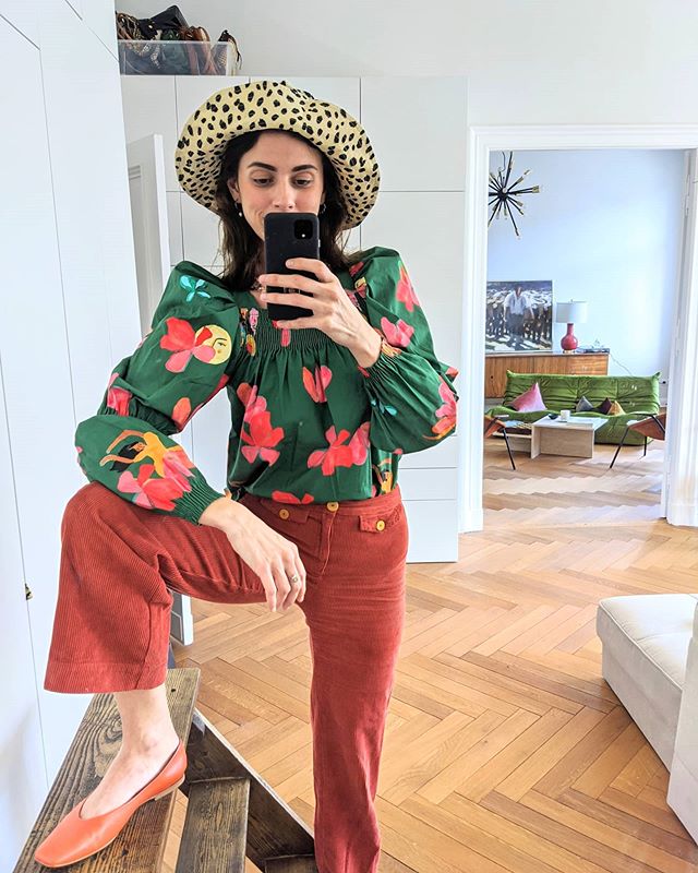 Good news alert: One of my favourite artists in the world, @analeovy_art, teamed up with @ivyoakstories so I can finally wear her prints as a glimpse of spring while homeofficing instead of showering Available tomorrow! #goingnowherebutfuckitimgettingdressed #stayhomestaychic #advertising