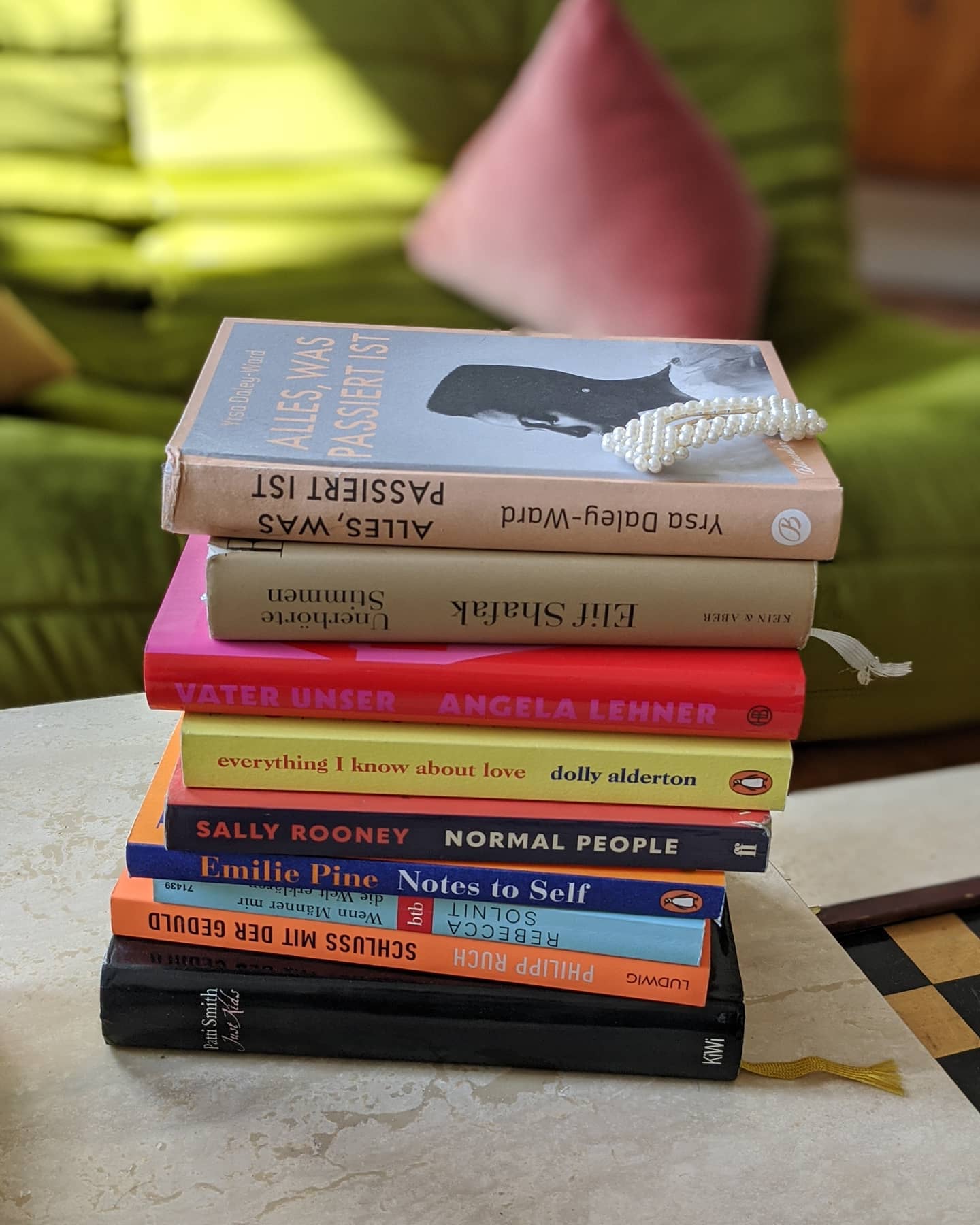 Ich bin dieser Tage wahnsinnig froh über jedweden Anflug von positiver Energie und Optimismus; nie habe ich mich mehr nach Nonsense verzehrt, nach diesen raren federleichten Momenten, in denen der Kopf endlich mal Pause machen darf. Nur sage ich euch ganz ehrlich: Hoffnungvolle Hashtags wie #QuarantäneAndChill sind für die meisten von uns doch nur eine wage, wenn auch herrliche Utopie. Schonmal von gehört auf jeden Fall. Aber meistens muss ich da passen. Und mir ganz uneitel eingestehen: So wenig habe ich selten gebacken bekommen. Selbst das Lesen fällt mir mitunter schwer, dem Spagat zwischen Kinderbetreuung, Arbeit und allem, was Zuhause so anfällt, sei Dank. Nicht, dass wir es hier nicht schön hätten, ganz im Gegenteil. Diese gemeinsame Zeit ist kostbar. Und dennoch kann sie kräftezehrend sein. Deshalb habe ich für die 1. Ausgabe unserer #Quarantinereads ein paar Perlen aus meinem Bücherregal gezupft, die sich quasi wie von selbst lesen – sogar dann, wenn die Augenlider sich in Wahrheit nur noch nach Zahnstochern sehnen. Online bei @thisisjanewayne 🏻 #supportyourlocalbookstore