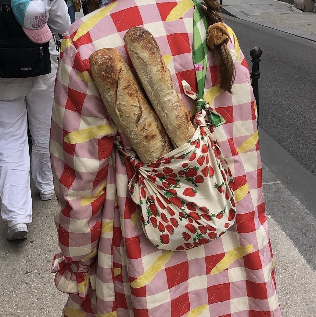 Wenn ich heut früh rechtszeitig aufgestanden wäre, würde ich mein Baguette auch sehr stolz durch die Straßen tragen, das kann man schon mal machen. Vielleicht ja morgen. 🥖 #lastdaysofsummer w/ @helmstedt_ @parade