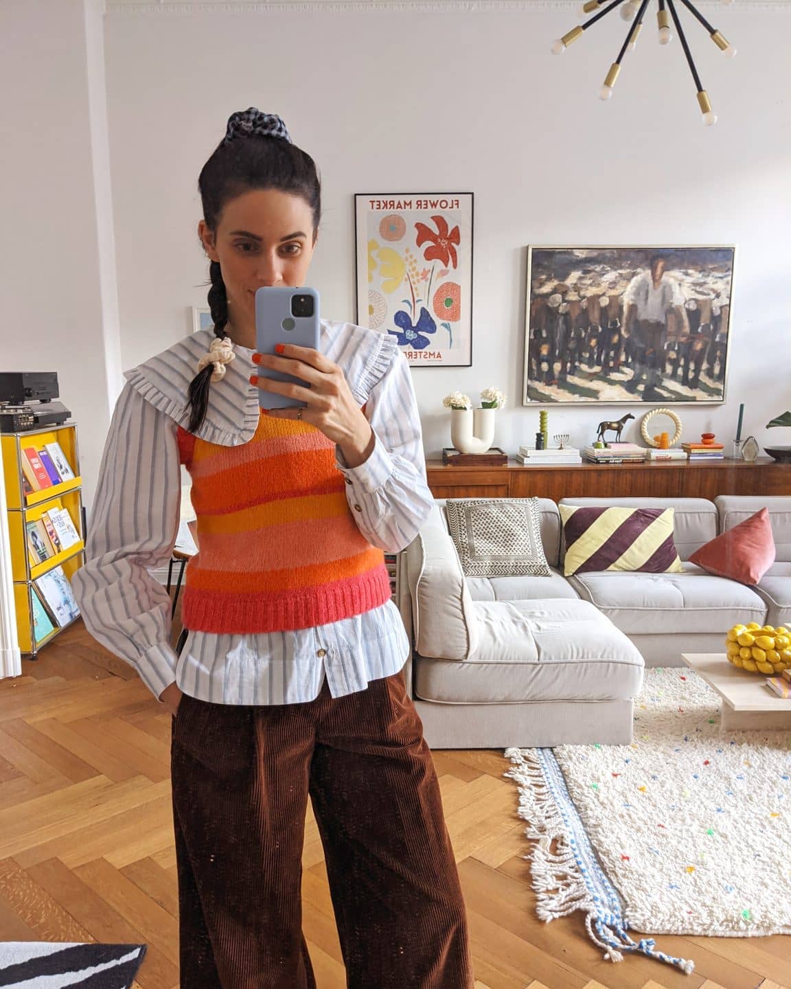 Mit einer ganz bestimmten Frage konnte ich dieser Tage tatsächlich überhaupt nichts anfangen und zwar lautet sie: Wie geht es dir? Töröö. Ja, wie denn nur? Gerade superspitzenklasse, gleich vielleicht so lala und dreiundzwanzig Minuten später findest du mich möglicherweise auch schon wie ein Seestern auf dem Wohnzimmerboden liegen, aber auch nur, weil es gerade keinen Sand gibt, um den Kopf hinein zu stecken. Will heißen: Meine vergangene Woche war von fürchterlichen PMDS Beschwerden geprägt (ich wünschte, ich hätte viel früher gewusst, was da dauernd so rein kickt) und plötzlich, da war besagtes Schreckgespenst schlagartig verschwunden, wie immer. Trotzdem glaube ich, dass langsam aber sicher wirklich niemand mehr durchgängig alle Tassen im Schrank hat, weshalb ich mich nur wiederholen kann: Seid nicht so streng mit euch und allen anderen. 

Statt Wäscheberge zu waschen haben wir gestern Abend zum Beispiel einen langen Spaziergang gemacht, mit Pommes Schranke in der Pappschale und Tee aus der Kanne. Wir haben uns endlich Farbkarten besorgt und demokratisch unsere zukünftigen Wandfarben gewählt (das Kind ist noch immer traurig über die Niederlage des Himbeer-Tons), wir haben keine Schneekugel für den Sachkundeunterricht  gebastelt, zu wenig Hausaufgaben gemacht und uns schon wieder „Mein Lehrer, der Krake“ auf Netflix angesehen. Heute habe ich geduscht. Tagesziel erreicht. #yougogirl