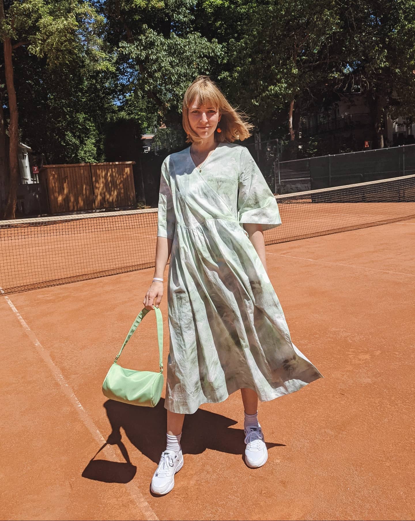 Anzeige | Ich erinnere mich noch zu gut daran, dass meine Oma in den 90ern kein einziges Tennisspiel im Fernsehen verpasste und auch daran, dass viele meiner Freund*innen damals regelmäßig zum Training ging. Irgendwie sprang der Funke bei mir allerdings nie so richtig über. Vielleicht, weil ich mich nie in diesem Zweier-Match sah, mich nicht beweisen wollte oder einfach, weil mir der Zugang fehlte. Dass das ziemlich schade ist, weiß ich längst. Und auch, dass Tennis ganz und gar nicht elitär sein muss, sondern in erster Linie Spaß machen soll und der richtige Verein oder das passende Umfeld ganz sicher irgendwo wartet. Dank @bett1open durfte ich also eben bei meinem allerersten Spiel dabei sein und dank @nikejane habe ich sogar ein paar Regeln verstanden. Ganz schön aufregend, nach fast 1,5 Jahren ohne Events und mit anderen Menschen. Aber schön war's, sehr sogar. Wer mag nun mit mir also bei 0 anfangen und Tennis lernen, hmm? 

#bett1open #wta #roadtowimbledon #sportainment @bett1.de @bett1open