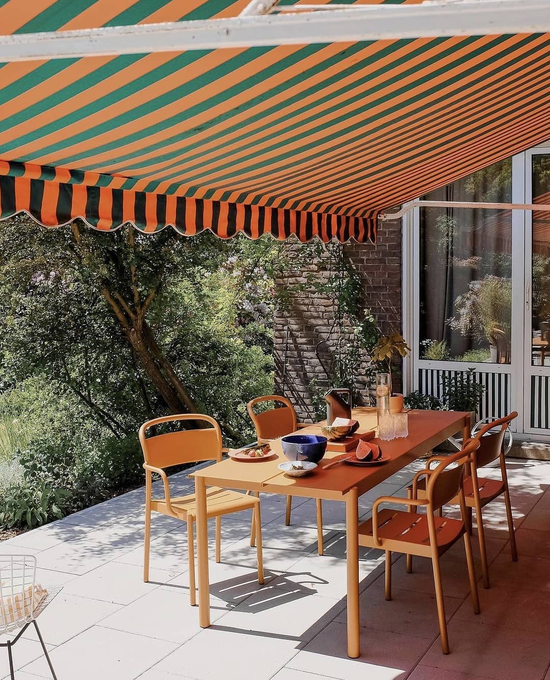 Zu gern würde ich jetzt bei @swantjeundfrieda unter dieser Markise sitzen und Kuchen von @katy0820 mit Glaslöffeln von @haydesign futtern. Natürlich mit Erdbeeren auf den Nägeln wie bei @betina_goldstein und Smileys um den Arm von @waldberlin x @frollein_herr  Ganz vielleicht habe ich mich auch in den Sonnenschirm von @timlabenda
& @hnns.vncnt verknallt. Und möglicherweise braucht meine Küche (kommt bald!) diesen runden Tisch von @jorecopenhagen  Aber bis es soweit sein sollte, wird geträumt.

Ach, was ihr alle für schöne Dinge kreiert #savedandliked