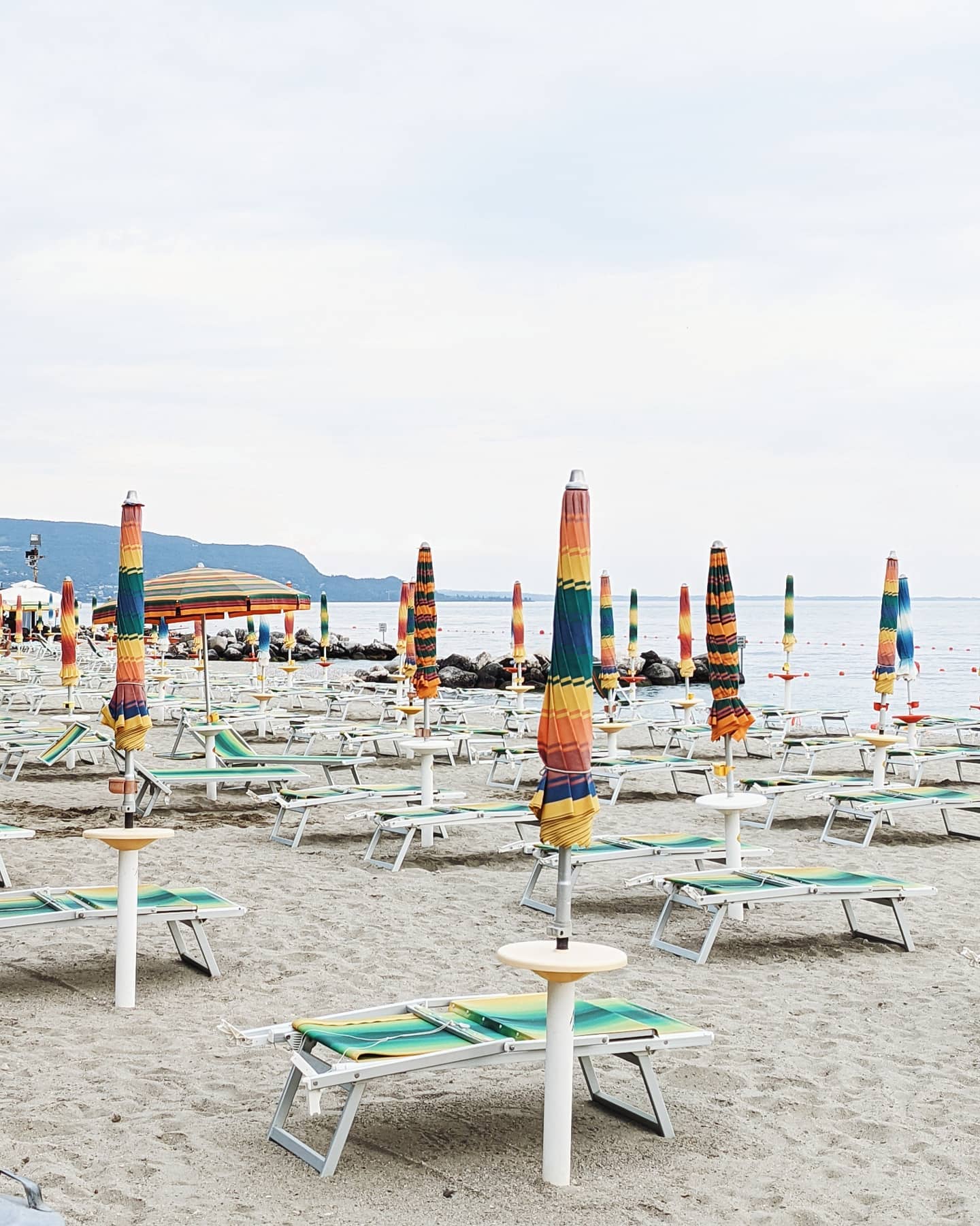 Italy ️ 8 Tage Urlaub, drei wundervolle Stationen, noch mehr Eindrücke, viel zu viele Stunden im Auto und ein paar zu viele Pläne. Schön war's, aber auch ganz schön anstrengend. Urlaub zu viert müssen wir vielleicht auch erst lernen, wie wir richtig entspannen sowieso. Vor allem nach so einer intensiven Zeit. Trotzdem platzt das Herz vor Dankbarkeit  8 Tage Kastelruth, Toskana & Gardasee, Berge, zig Wasserfälle, Glühwürmchen, köstliche Pasta, wilde Wellen, umgekippte Seen,  Reitstunden vor 9, Schwimmen ohne Hilfe, eine Trilliarde Mückenstiche, schönste Sonnenaufgänge, ganz viel Herzlichkeit und Vinooo. 

Berlin, wir kommen!