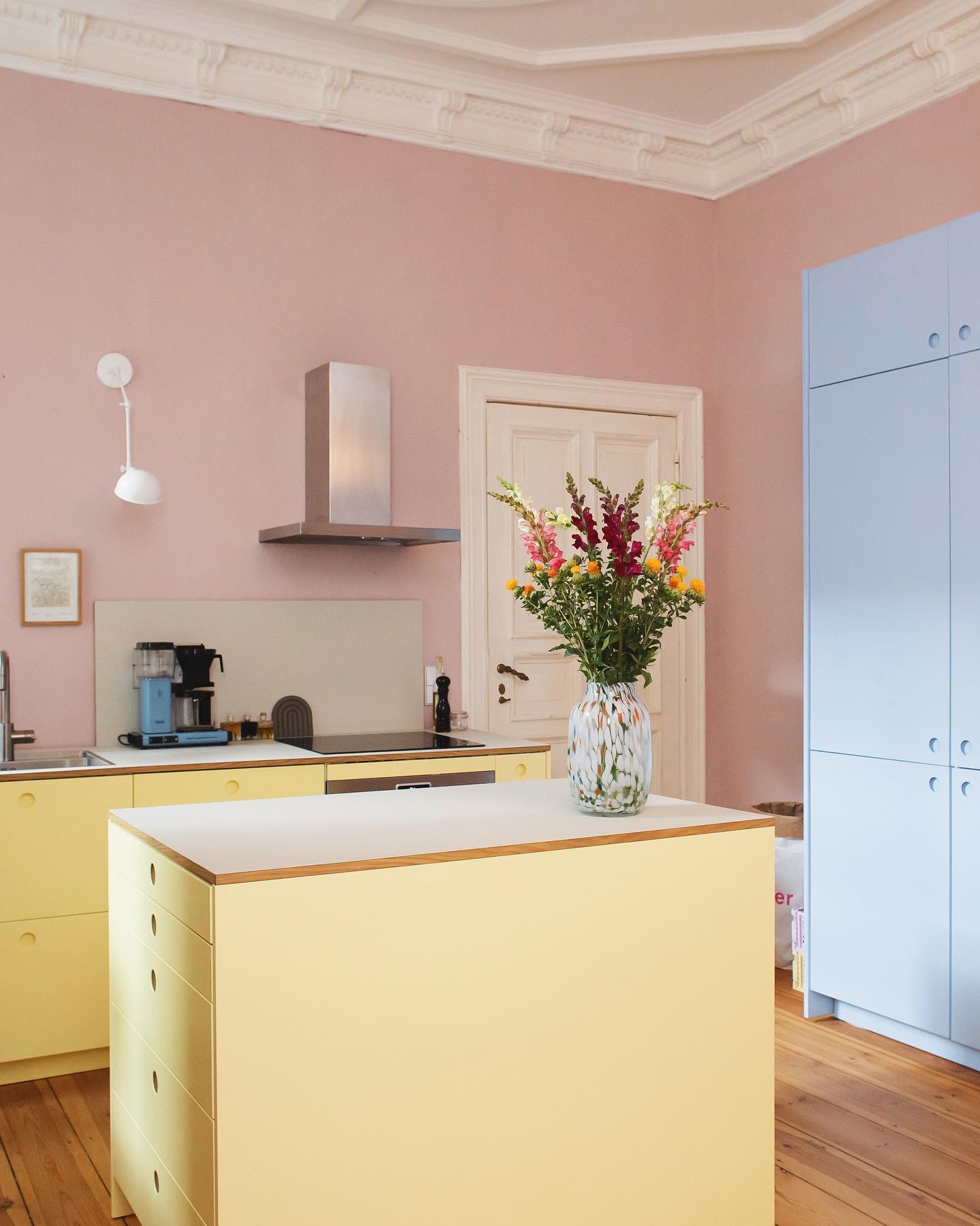 There she is Sieben Monate später steht sie endlich: unsere Candyland Küche von @reformcph (Anzeige) Und ich könnte nicht glücklicher sein. Vielleicht ist sie noch nicht ganz fertig, für uns aber schon ziemlich perfekt Ich bin jedenfalls sehr gespannt, was ihr sagt, nachdem ihr so unendlich lang mit mir warten musstet