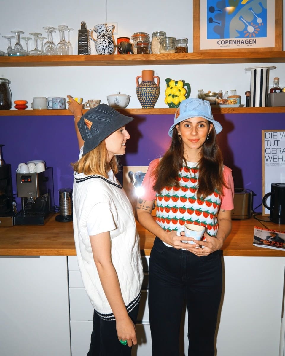 Ad Und plötzlich saßen wir für die aktuelle Ausgabe der ZEIT Campus an der Nähmaschine, um aus alten Jeans neue Bucket Hats zu zaubern. Ist aber wirklich kein Hexenwerk, sondern in Wahrheit sogar ziemlich super einfach. Eine detaillierte Anleitung zum DIY, das in Zusammenarbeit mit dem ZEIT Studio entstanden ist, findet ihr nun also im aktuellen Magazin, aber auch online werdet ihr fündig (plus Video!). Das war ein schöner Tag und seither steht tatsächlich eine eigene Nähmaschine auf meiner Wunschliste . Bis dahin ist Folgendes vielleicht gut zu wissen: Man kann sich problemlos welche ausleihen, meist tageweise. Lohnt sich vor allem, wenn man sich mit Freund*innen zusammen tut