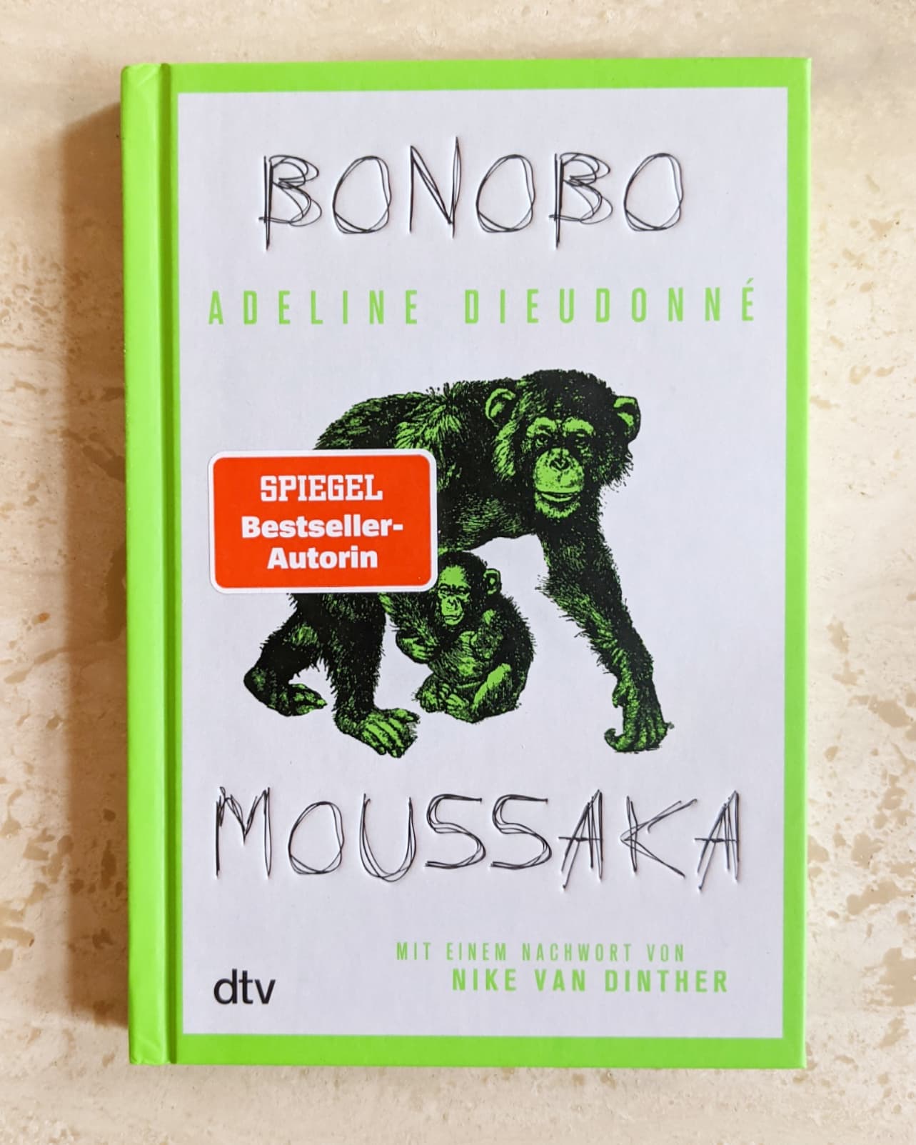 Hallo Welt. Heute erscheint #BonoboMoussaka, ein kleines Buch von der großen Adeline Dieudonné, das außerdem ein Theaterstück ist, übersetzt von Sina de Malafosse. Ich durfte im Frühjahr das Nachwort dazu schreiben, so eine Ehre und Freude. Bloß hätte ich es fast nicht geschafft. Die Abgabe fiel in meine dunkelsten Tage, ihr, die ihr mir schon länger folgt, wisst ja, was so los war. Aber jetzt ist es da, hurra, und ich bin sprachlos. Vor diesen vielen Monaten war Vieles noch nicht passiert. Auch ich war noch unfertiger als heute. Ich hoffe, dass Bonobo Moussaka dennoch nachhallt. Es ist ab sofort erhältlich und eignet sich, na klar, prima als Geschenk und Denkanstoß  Ein großes Danke gebührt Silvia Schmid vom @dtv_verlag — ohne ihre Mails und Worte und Gedanken hätte ich mir nichts davon zugetraut. Danke Tete, Sarah, Pilli, Kiri. Ihr habt mich für immer an der Backe.
