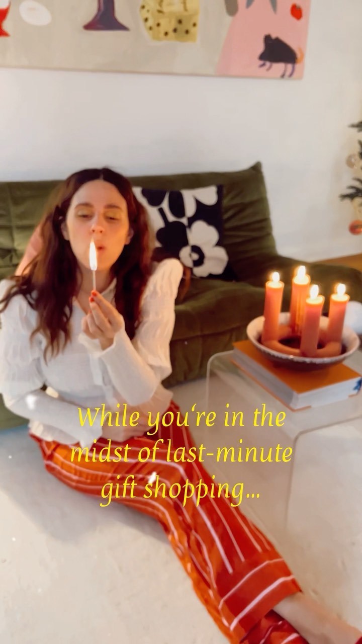 AdHello, hello! While you’re in the midst of last-minute gift shopping (please say you still are – because I definitely am), please try to keep in mind to make sustainable decisions whenever possible. You could probably avoid brand new wrapping paper by using old fabrics, the newspaper or boxes you already own. And focus on presents that are good for your loved ones – and for the environment, too. So here’s to @tencel_europe – they have a lot of sustainable gift ideas and giveaways for you these days. How come? TENCEL️ is an environmentally responsible brand that produces TENCEL️ Modal and TENCEL️ Lyocell. Both are biodegradable, compostable and made from renewably sourced wood from sustainably managed forests, using water that is recycled during the process again and again. When it comes to the future, we have no time to waste. 🌲 #GiftWhatsGood #TENCEL #feelssoright