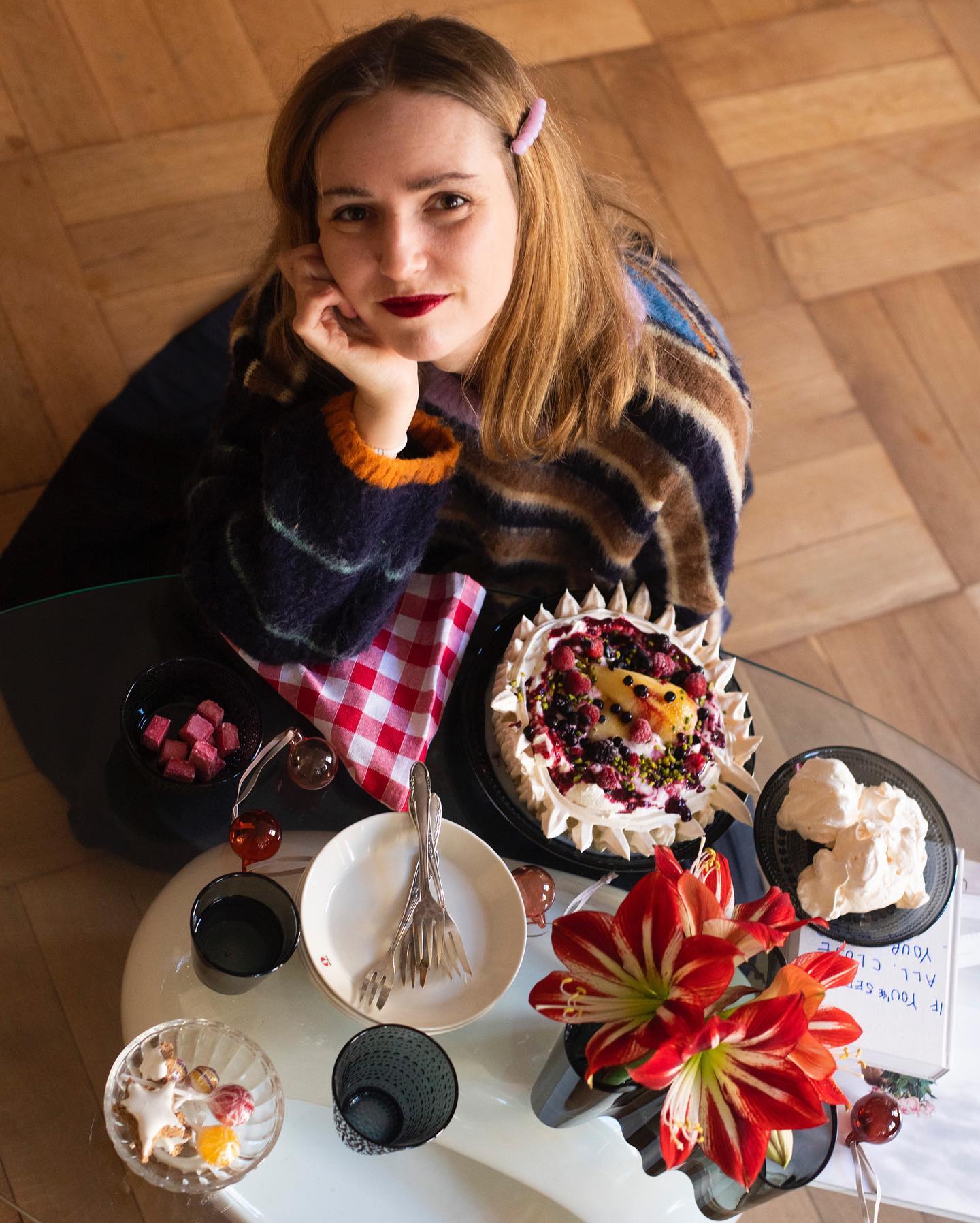 Anzeige | Proudly present to you my very first Pavlova (Flower) topped with heavy cream, wild berries, caramelized pear & pistachios surrounded by finest @iittala tablewear  Maybe this is not the most beautiful cake you’ve ever seen but it was crazy delicious & made with love by me and my little helpers  #iittala #giftsthatlast