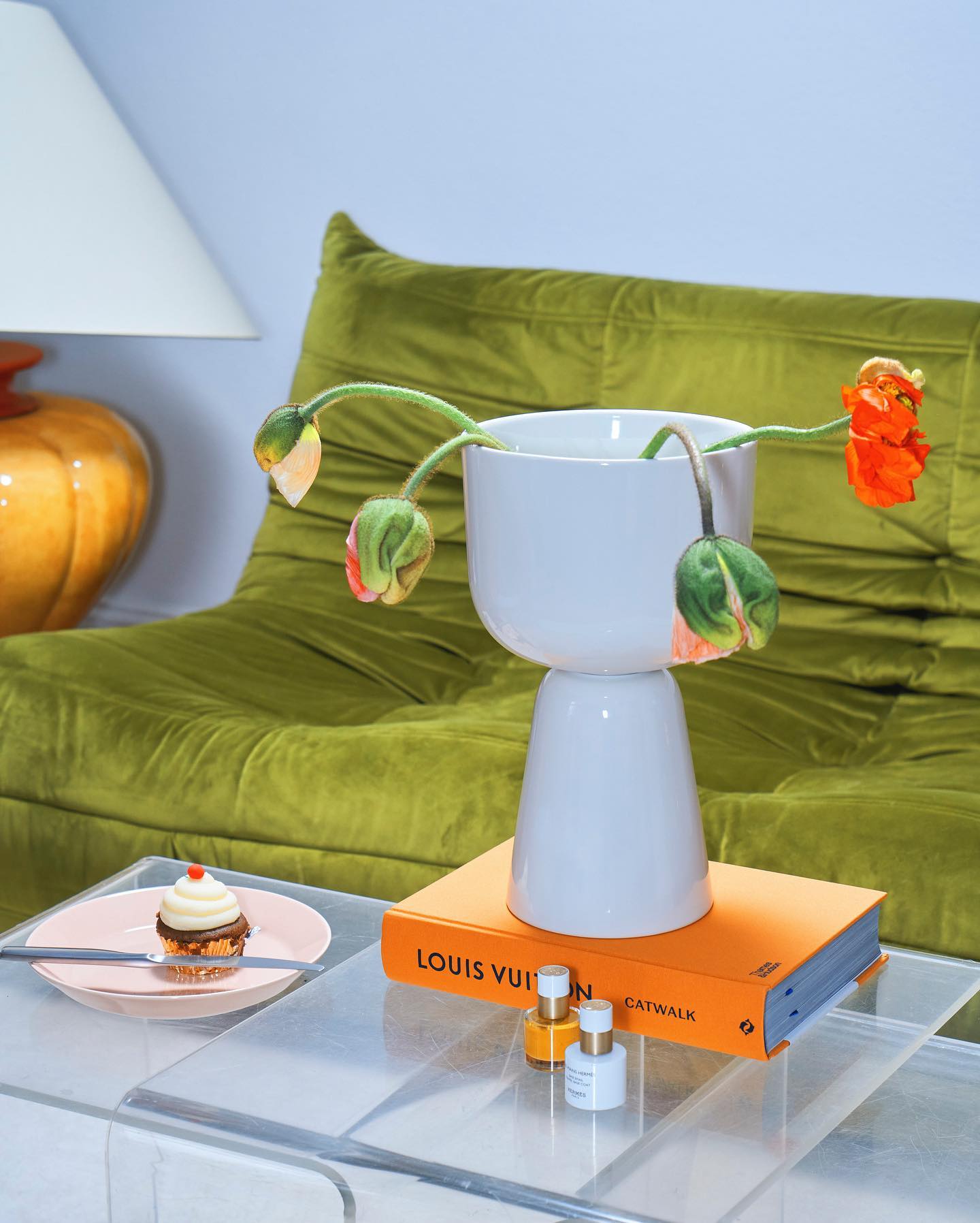 I’m not quite sure how many times I sneaked around this pretty @iittala vase, just to find out: It is not even a vase – it is a flower pot! Here’s to beautiful surprises, new beginnings, memories, moments of calm, gifts that have a meaning and will be loved long after the holiday & a sweet end of this bitter year  (Advertisement) #iittala #giftsthatlast