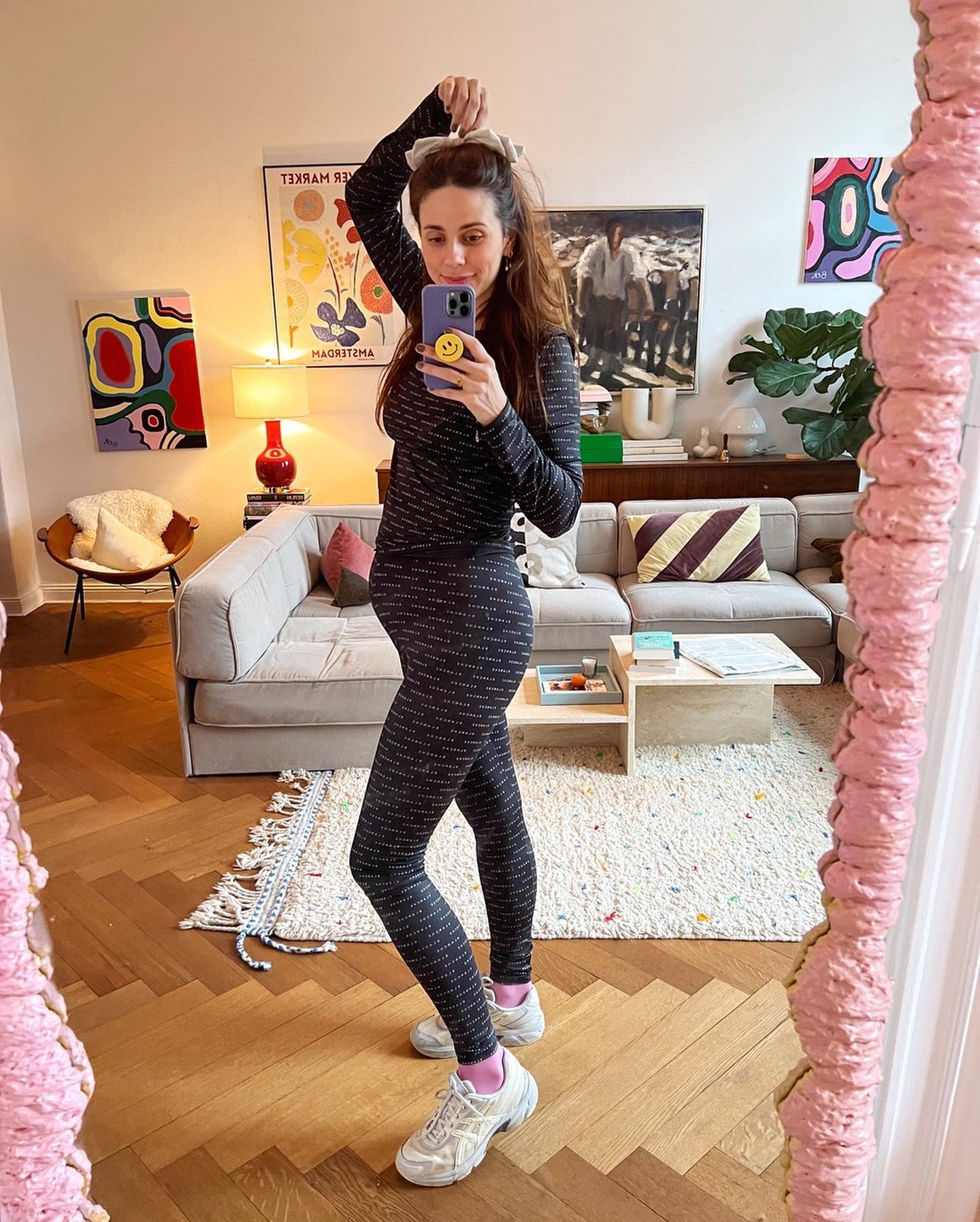 Schaue manchmal meinen Körper an, motze, lache, weine (meistens vor Glück), finde spannend, was da passiert, aber vor allem staune ich und dann frage ich dauernd: Wie kriege ich dich da im Frühling bloß raus? 🤍 @blanchecph