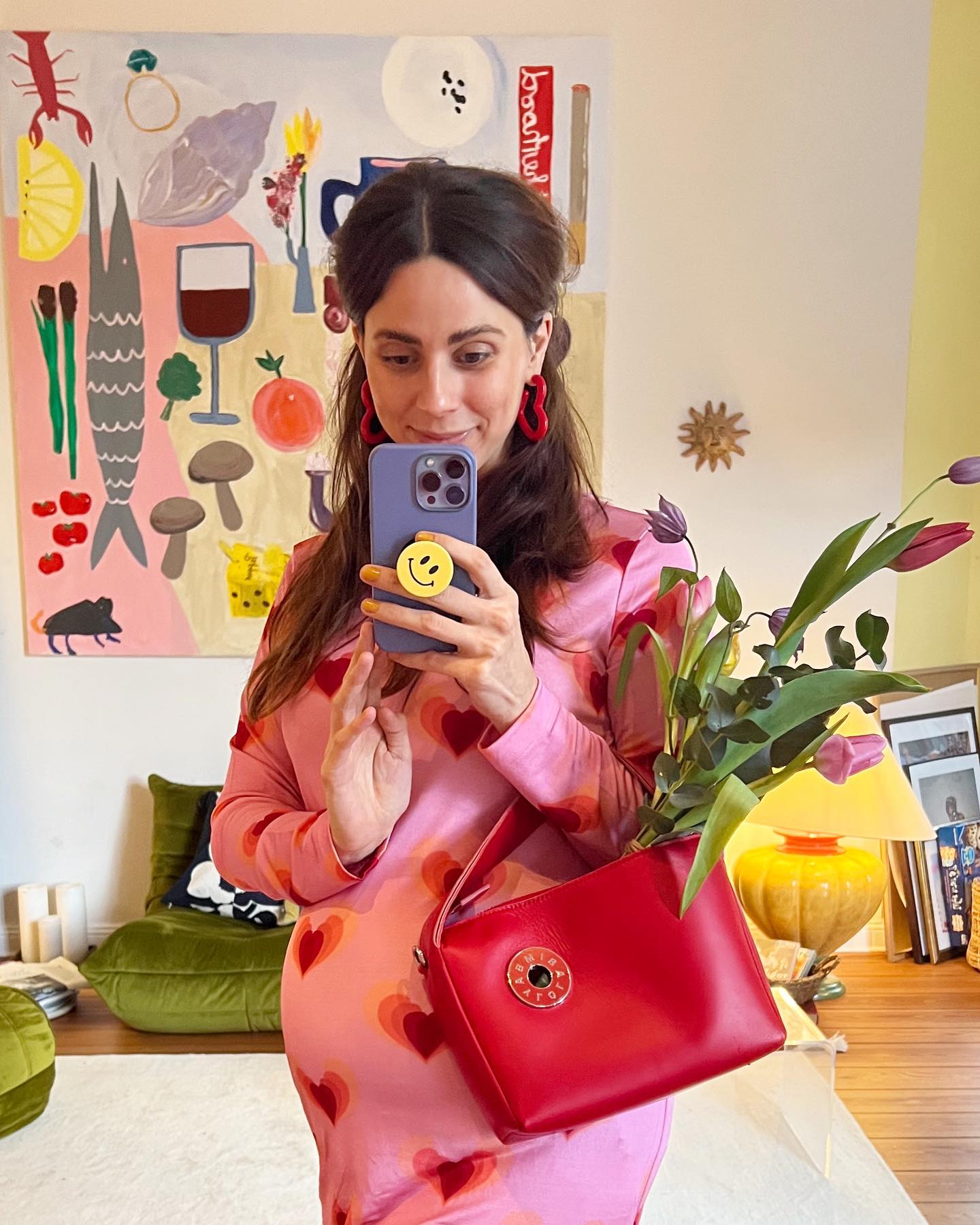 Advertisement  Wer mir schon etwas länger folgt, weiß vielleicht, dass ich die Liebe oft liebe. Manchmal war aber auch das Gegenteil der Fall. Es gab durchaus Tage und auch Jahre, in denen dachte ich aus gutem Grund, es hätte sich für mich so richtig ausgeliebt. Erst betrauert, dann verflucht und auch belächelt habe ich sie, diese saublöde „Liebe“. Dabei war sie in Wahrheit immer da, überall. In mir selbst, aber vor allem in den Menschen, die niemals fortgegangen sind, bis heute. Und wenn genau sie mit all den Herzen, die im Februar verteilt werden, gemeint sind, bin ich gern dabei. Das hier ist für euch. Und für alle, die gerade hören müssen: Alles wird am Ende wirklich meistens gut und oft sogar noch besser. Ich hätte das auch niemals und niemandem geglaubt. Aber jetzt stehe ich schon wieder aufrecht, in diesem -Kleid von @bimbaylola, und kann sogar ein bisschen dankbar sein für das, was damals nicht geklappt hat. War nicht wenig. Hat sich aber (fast) alles gelohnt, würde ich sagen 🦋 #bimbaylolized