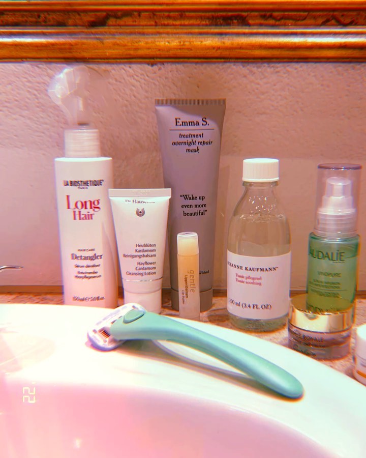 I don‘t share so much about my beauty routines, but some of you asked for my travel buddies, so here‘s a little glimpse into what I use these days  

(unpaid ad) 
1. La Biosthétique – Long Hair Detangler
2. Dr. Hauschka – Heublüten Reinigungsbalsam
3. Emma S. – Overnight Treatment
4. Gentle – Lippenpflegestift 
5. Susanne Kaufmann – Tonic 
6. Caudalíe – Vinopure Serum Infusion 
7. Guerlain – Abeille Royal Day Cream
7. KESS Berlin – CC Cream Medium 
8. Dr. Hauschka - Lip Balm 
9. KESS – Duo Stick Blush & Highlighter 
10. & other stories – Eye Color Cream
11. Estrid Shaver