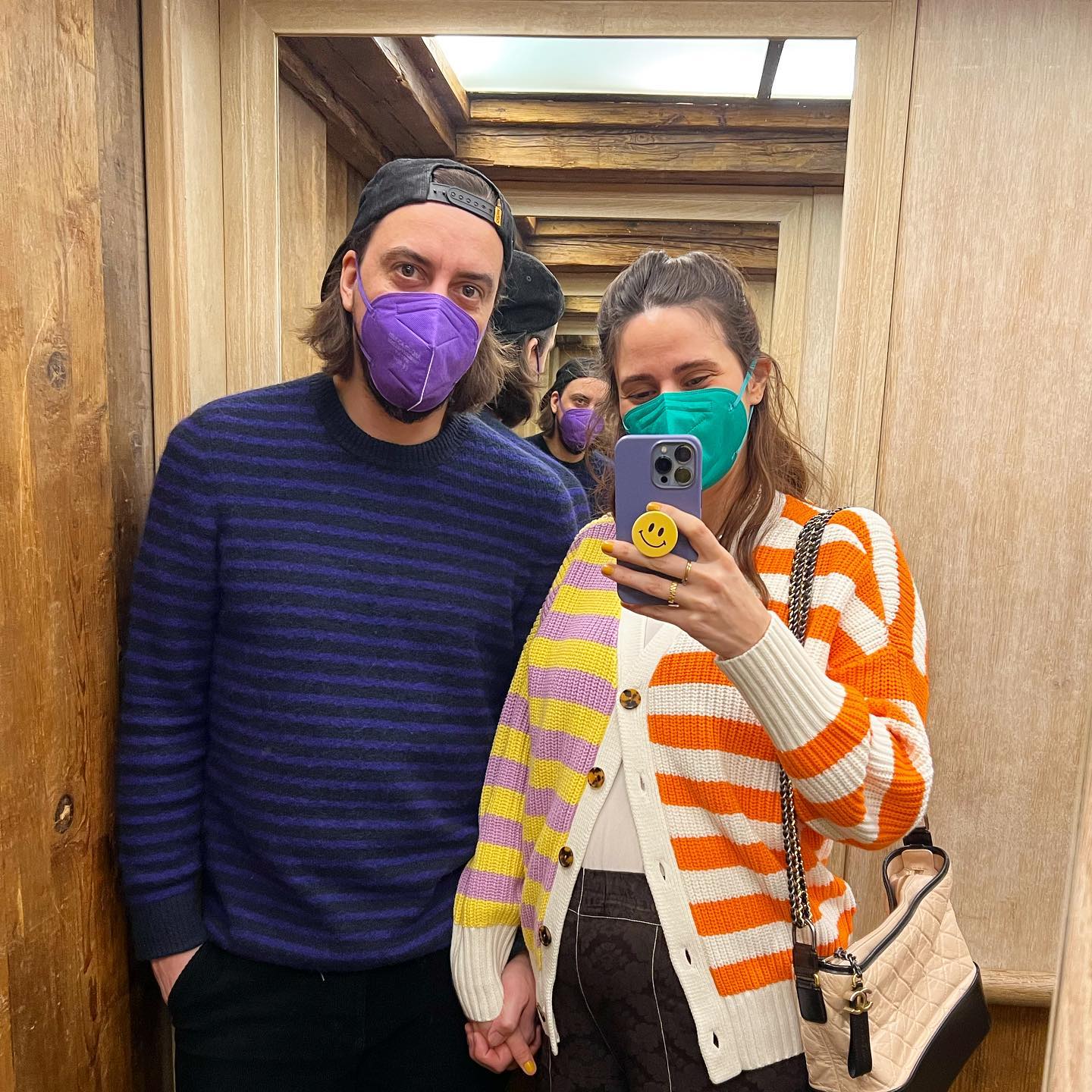 So, das war dann wohl vorerst unser letztes Mal in dieser dekadenten Oase. Diesmal haben wir einen Abschied gefeiert, nämlich von uns – als hin und wieder verrückt vogelfreiem Paar, wann immer Kind 1 Zeit bei seinem wundervollen Papa verbringt. Bald wird das anders sein, denn Nummer 2 will im Frühling hoffentlich die Welt mit eigenen Augen sehen. K. findet, er müsse sich trotzdem von überhaupt gar nichts verabschieden, weil er sich so unheimlich arg auf das Baby freut. Ich sage, das eine schließt das andere doch nicht aus. Und verschweige ein wenig von dem, was ich immer verschweige, wenn Menschen sich dazu entscheiden, Eltern zu werden. Weil alles Erklären ohnehin für die Katz wäre. Zu groß sind die Gefühle. Aber auch die Herausforderungen. Also sage ich: Bei allem Glück dürfen wir bitte nie vergessen, unendlich viel Acht auf uns zu geben, auf dich und mich als Liebespaar. Wir werden nämlich anfangen zu streiten. Und bestimmt verzweifeln. Und auch traurig sein, über das, was nicht mehr ist, wir dürfen und müssen schimpfen, zusammen und nicht übereinander. Das glaube ich wirklich. Dass das hilft. Ich finde es übrigens seltsam, erwähnen zu müssen, wie abgöttisch ich meine Kinder liebe, jedes Mal, wenn ich erkläre, dass ich so oder so glaube, es gäbe kein besser oder schlechter, kein erfüllteres Leben mit oder (freiwillig) ohne Kinder. Beides scheint mir vollständig und kostbar zu sein und wer ganz ehrlich ist, vermisst in irren Momenten vielleicht ein klitzekleines bisschen sowieso das Gegenteil vom eigenen. Ist doch gar nicht schlimm. Solange wir drüber reden. Und uns den Trennungsschmerz erlauben. Ob ich Angst habe, weil selbst eingebrockt, werde ich manchmal gefragt. Und wie. Aber der Wahnsinn, die Liebe, die Freude und die Neugier überwiegen. Genau wie die Hoffnung, dass ich auch diesmal wieder bei mir bleibe. Mich nicht verrückt machen lasse von außen, auf Ratgeber-Lektüre verzichte, mir stattdessen weiterhin vertraue. Ich bin da auf diese Weise bisher ganz gut und glücklich durchgesegelt, durch das Muttersein, meine ich. Diesmal wird ohnehin alles anders, schon klar. Aber wir bleiben ja trotzdem: wir ️