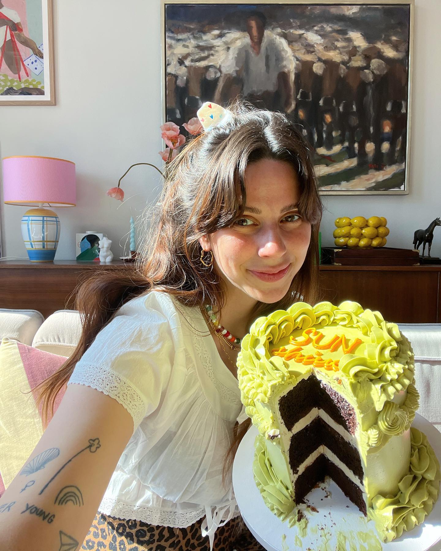 Also sollte irgendjemand, den:die ihr hier in Berlin sehr lieb habt, bald Geburtstag haben oder eben einen anderen Grund zu feiern, sowas wie „Hurra, ich habe gekündigt!“ oder „Bye Boy!“ zum Beispiel, dann könntet ihr tolle Freund:innen sein und den Glücksspatz mit einer Torte von der sagenhaften Stephanie aka @cakesberlin verwöhnen. Die sehen nämlich nicht nur herrlich aus, sondern schmecken auch nach einem großen Stück vom Himmel  MERCI für meinen Sonnneschein, du Künstlerin!