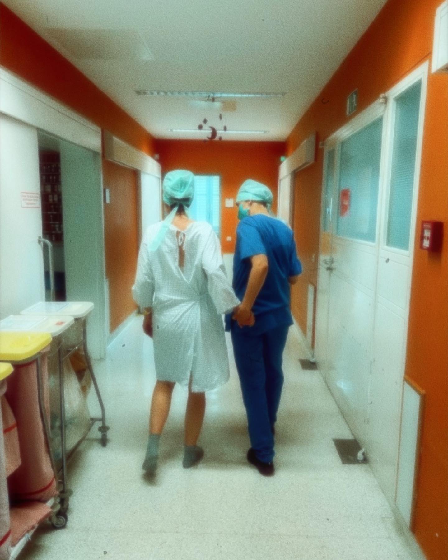 Hallo ihr, die nicht vaginal gebären können oder wollen und deshalb oder dennoch Angst haben. Vor der OP, vor dem Urteil der anderen, vor den Schuldgefühlen und davor, nicht genug zu sein: Ihr seid ganz genau richtig so wie ihr seid und ich hoffe, ihr wisst das. Dass ihr euch nicht rechtfertigen müsst, nicht schämen, nicht erklären. Dass ihr das alles schafft. Weil eure Körper wirklich große Wunder sind. Weil ihr Hilfe bekommt. Weil eure Babys nicht weniger wunderbar werden. Und vielleicht auch, weil ihr ganz bestimmt nicht allein seid mit euren Sorgen, die ohne die dauer-bewertende Gesellschaft, die blöden Fragen und vorwurfsvollen Blicke, vermutlich noch nicht einmal da wären. Ich dachte diesmal bis zuletzt, es würde kein Kaiserschnitt werden, stattdessen freute ich mich auf die PDA, aber dann kam es anders, zum Glück, aus Gründen. Aufgeregt war ich und plötzlich gar nicht mehr so gefeit gegen die dazugehörigen Narrative der Unzulänglichkeit, die oft mehr schmerzen als die OP an sich. Die tut nämlich überhaupt nicht weh, der Schmerz kommt erst danach. Und trotzdem weiß ich, schon wieder: Eine Bauchgeburt ist auch eine Geburt, eine richtige, eine doppelte sogar. Die eures Kindes und eure eigene, als neue Eltern für ein neues Menschlein. Sie ist nicht der einfache Weg, sondern einfach nur ein Weg, euer Weg, der einzige. Alles andere ist egal. 

Bauchgeburt – wie sehr ich mich über diese Feinheit gefreut habe, über eine Beschreibung, die sich endlich passend anfühlt. Weil sie so liebevoll und vollkommen klingt.
Weil ich endlich ein Wort gefunden habe, um auch dem großen Kind zu erklären, dass es nicht falsch geschlüpft ist, sondern, im Gegenteil, absolut perfekt. Als meine erste Bauchgeburt, die uns beiden vor siebeneinhalb Jahren das Leben gerettet hat ️ #bauchgeburt