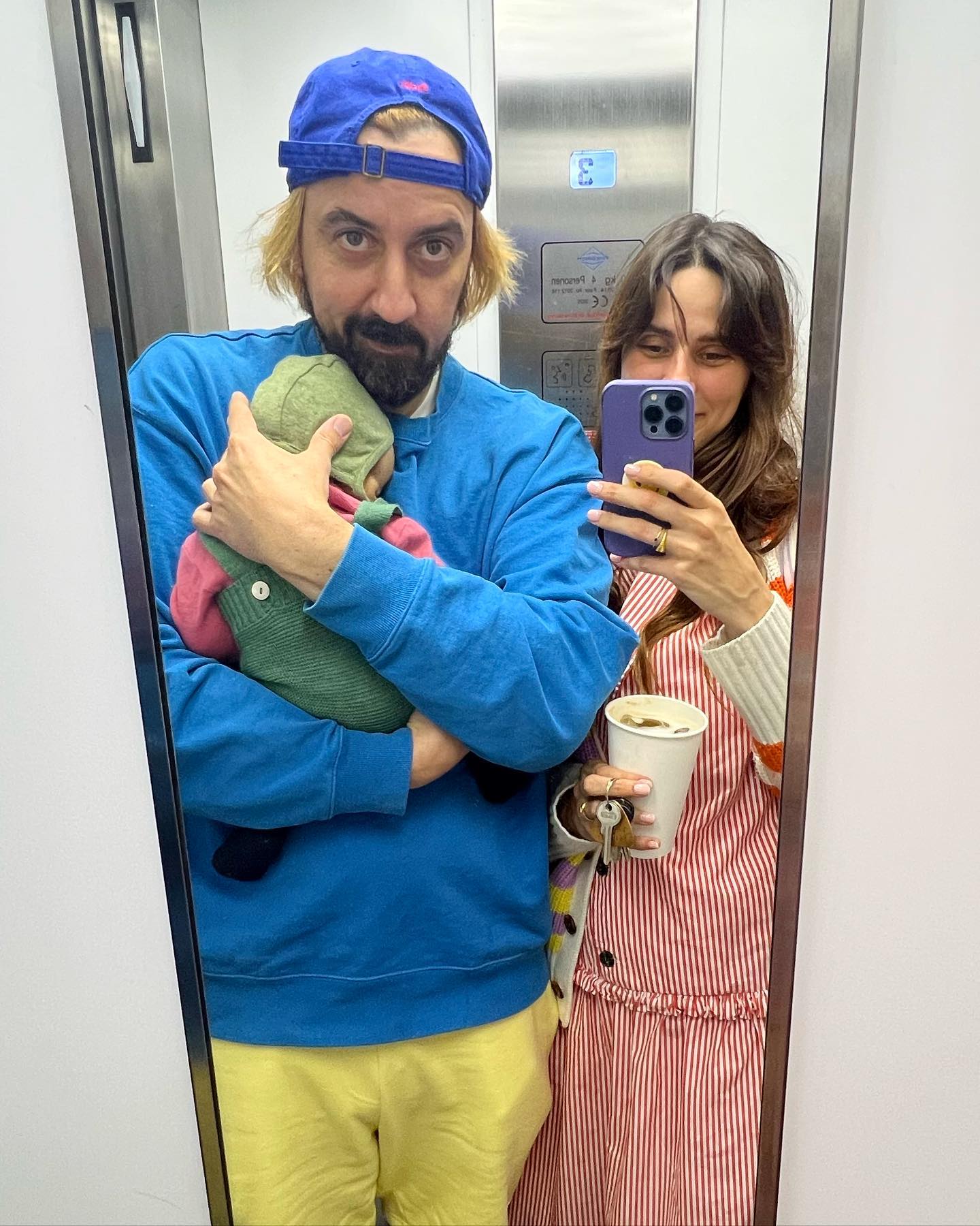 Seit fünf Wochen sind wir jetzt schon deine Eltern und manchmal fragen wir uns, was du wohl von und über uns denken wirst, eines Tages und irgendwann. Werden wir deine Hand schnell loslassen müssen, immer dann, wenn eines der größeren Kinder ganz lässig um die Ecke biegt? Wirst du deinem Bruder sagen, wie irre gemein wir sind, weil wir den Film ab 12 noch immer nicht erlauben? Wirst du uns bitten, dieses eine Mal ausnahmsweise mal nicht so schrecklich peinlich zu sein? Wirst du schimpfen, über unsere Regeln? Unser Denken? Über Papas Haare, meine Kleider und unser Sein? Wirst du mit den Augen rollen? Unsere Musik verteufeln und die Bücher belächeln, die wir dir heimlich auf den Nachttisch legen? Wirst du stampfen und toben und bestimmt auch mal beleidigt sein? Egal ob alles oder nichts, wir bleiben da. Aber eben auch: Wir ️