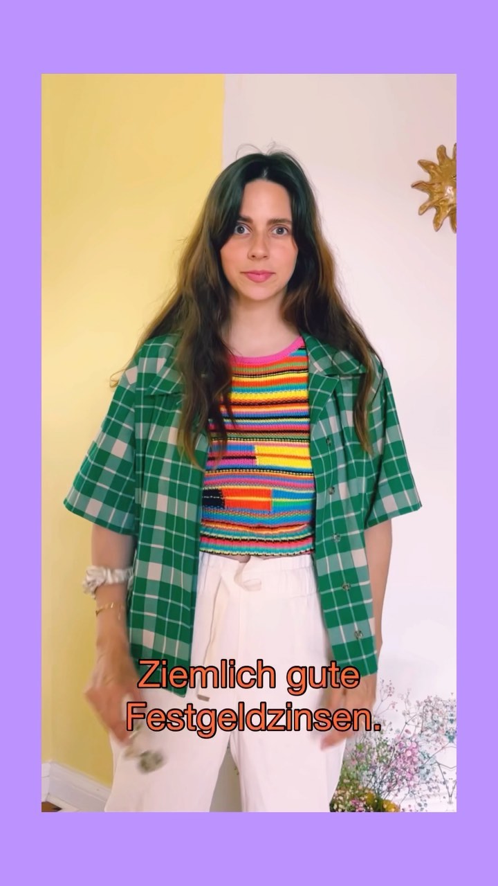 Anzeige I Sparen können ist ein irres Privileg, das schonmal vorab. Ich kann’s erst seit weniger als einer Handvoll Jahren, vorher war’s aus vielerlei Gründen einfach nicht drin. Inzwischen spare ich relativ gewissenhaft, manchmal aber auch auf großen, wohltuenden Quatsch: einen langen Urlaub etwa, zum Verschnaufen. Ohne das @klarna Festgeld+ hätte ich damit vielleicht noch gar nicht angefangen, ich schiebe sowas nämlich gern vor mir her. Jetzt aber nicht mehr, auch, weil der Start so unkompliziert ist. Geht ratzfatz. Außerdem gibt es ziemlich gute Zinsen, flexible Laufzeiten ab sechs Monaten und loslegen geht schon mit einem einzigen Euro. Alles, was man braucht, ist ein Klarna Bankkonto - und das lässt sich in der App einrichten. Ohne Papierkram. Den Überblick über Ausgaben, Einnahmen und das Ersparte behält man dort übrigens auch ganz lockerflockig. 😎 #Klarna #Klarnafestgeld+ #smoooth