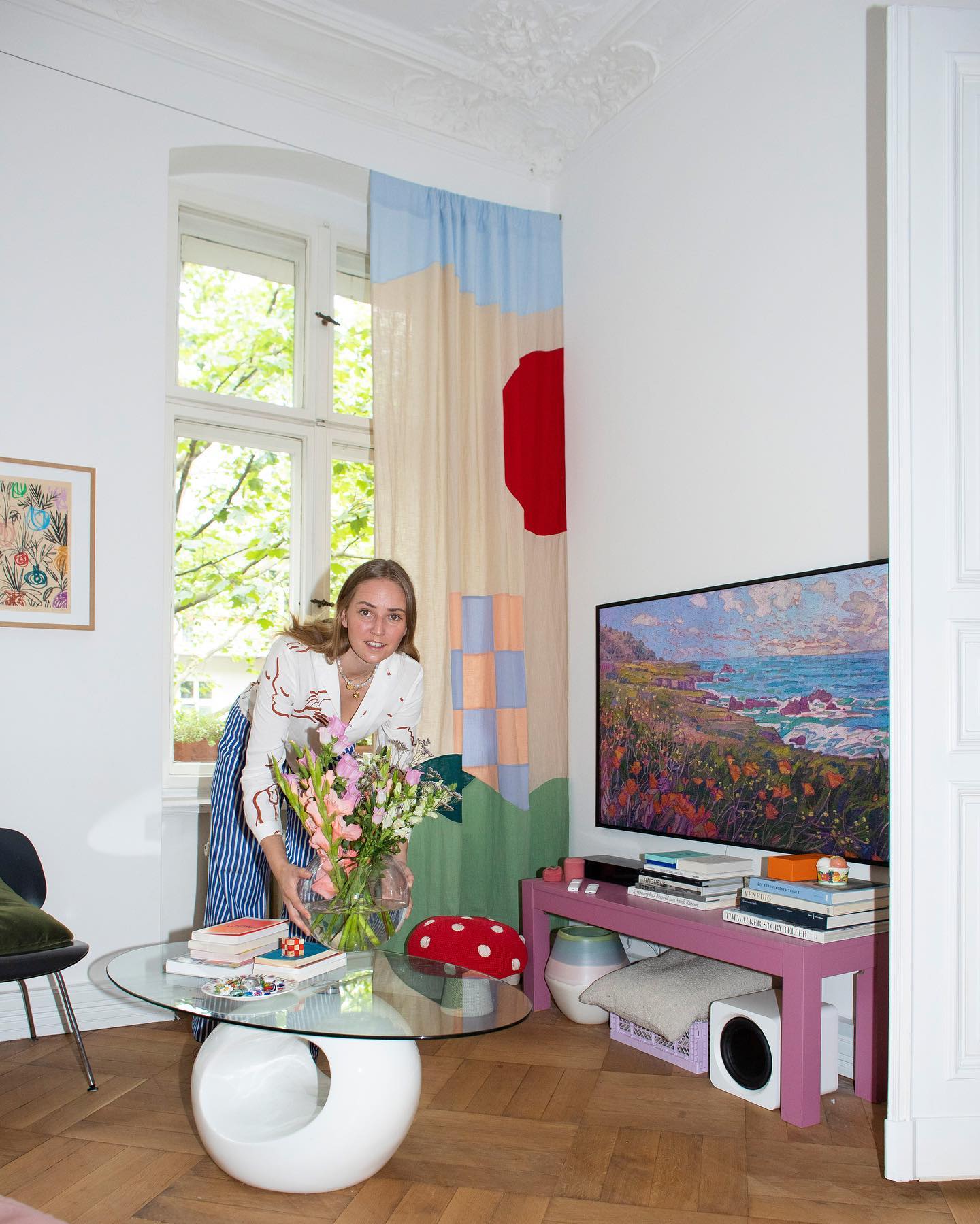 Anzeige // Hätte mir jemand vor ein paar Jahren erzählt, dass irgendwann einmal ein Fernseher an meiner Wand hängen würde, ich hätte ihn wohl für völlig durcheinander erklärt. Ein TV an MEINER Wand? Nie und nimmer. Und wäre da nicht dieser ikonische #TheFrame von @SamsungGermany, wäre ich wahrscheinlich noch immer dieser Meinung. Aber zwei Kinder und ein veränderter Lebensstil später, passt dieses kleine digitale Kunstwerk heute so sehr in mein Hier und Jetzt, dass ich mich wirklich frage, wie ich jemals darauf verzichten konnte: Tagsüber ist der “The Frame” ein ziemlich grandioses Interior-Objekt - dank wechselnder Kunst, die ich nach Lust und Laune verändern kann. Und abends? Da ist er Kinozentrale und Blockbuster-Profi, in einem. Ach, ich lieb’ ihn sehr 🖼