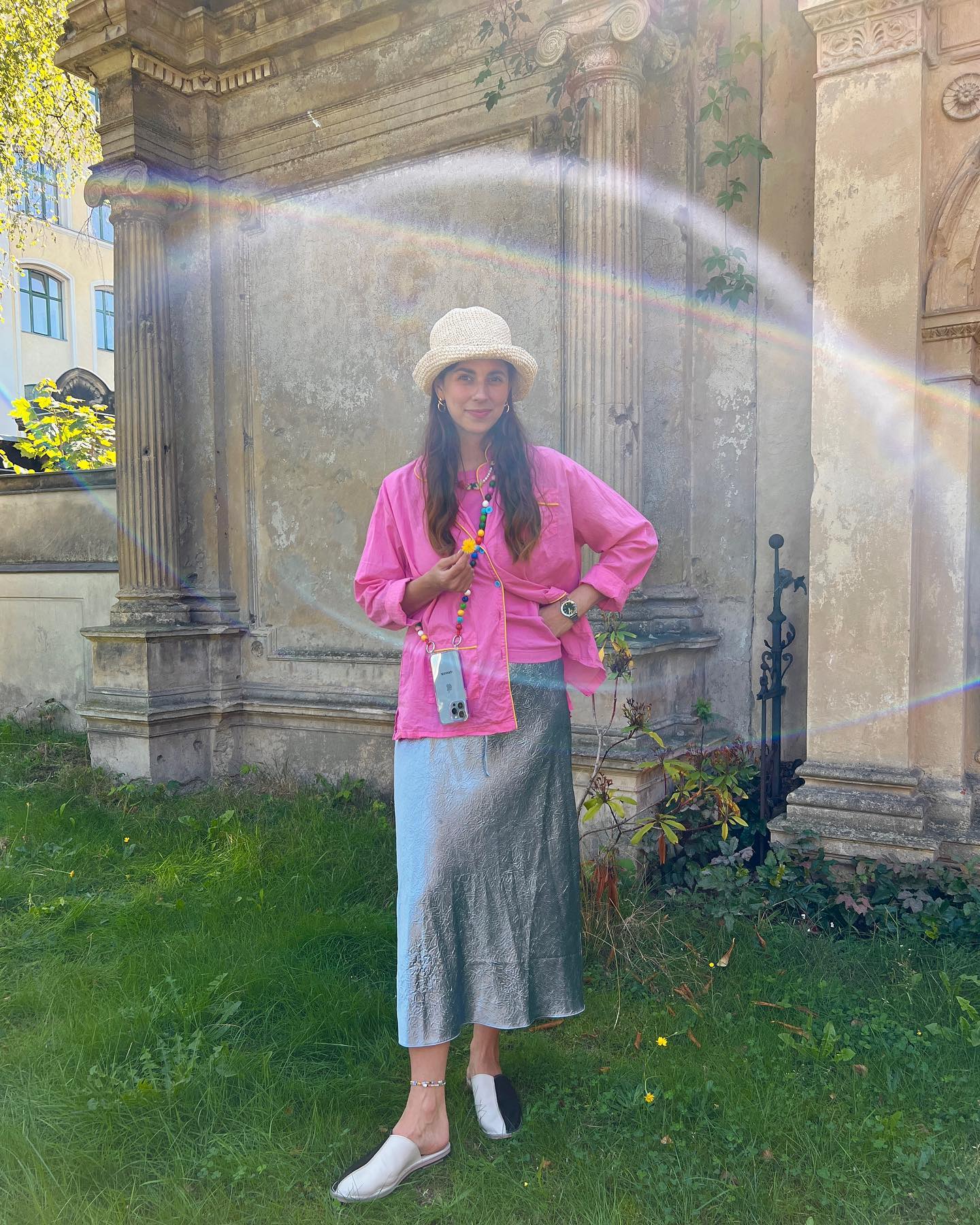 Wenn mich jemand fragt, ob ich Kinderkriegen weiter empfehlen würde, will ich dauernd laut JA rufen, aber dann fällt mir wieder das Zitat von Sheila Heti aus ihrem Buch „How should a person be?“ ein: „All I'm saying is: if there's a pool and people are in the pool and you're not in the pool, you want to be in the pool just like those people in the pool.“ Das stimmt natürlich nicht immer und auch nicht hundertprozentig, aber ja, schon: An neun von zehn Tagen bin ich randvoll mit der Gewissheit, dass ich hier richtig bin. Aber an diesem einen, der noch fehlt, da weiß ich ganz genau, was ich alles anstellen würde, säße ich freiwillig im anderen Pool. Mit Dackel und tausend Möglichkeiten an der Leine statt Kinderwagen und dieser Mutterschüppe voll Mühe in der Hand 🦆 Manchmal glaube ich, die Entscheidung für ein bewusst kinderfreies Leben wird oft sorgsamer gefällt, weshalb wohl nur wenige, die ein solches Leben leben, lieber in meinem Pool säßen. Trotzdem fände ich es toll, würden wir alle viel öfter im gleichen Wasser plantschen. Uns helfen und zuhören und verstehen, statt aneinander vorbei zu schwimmen.