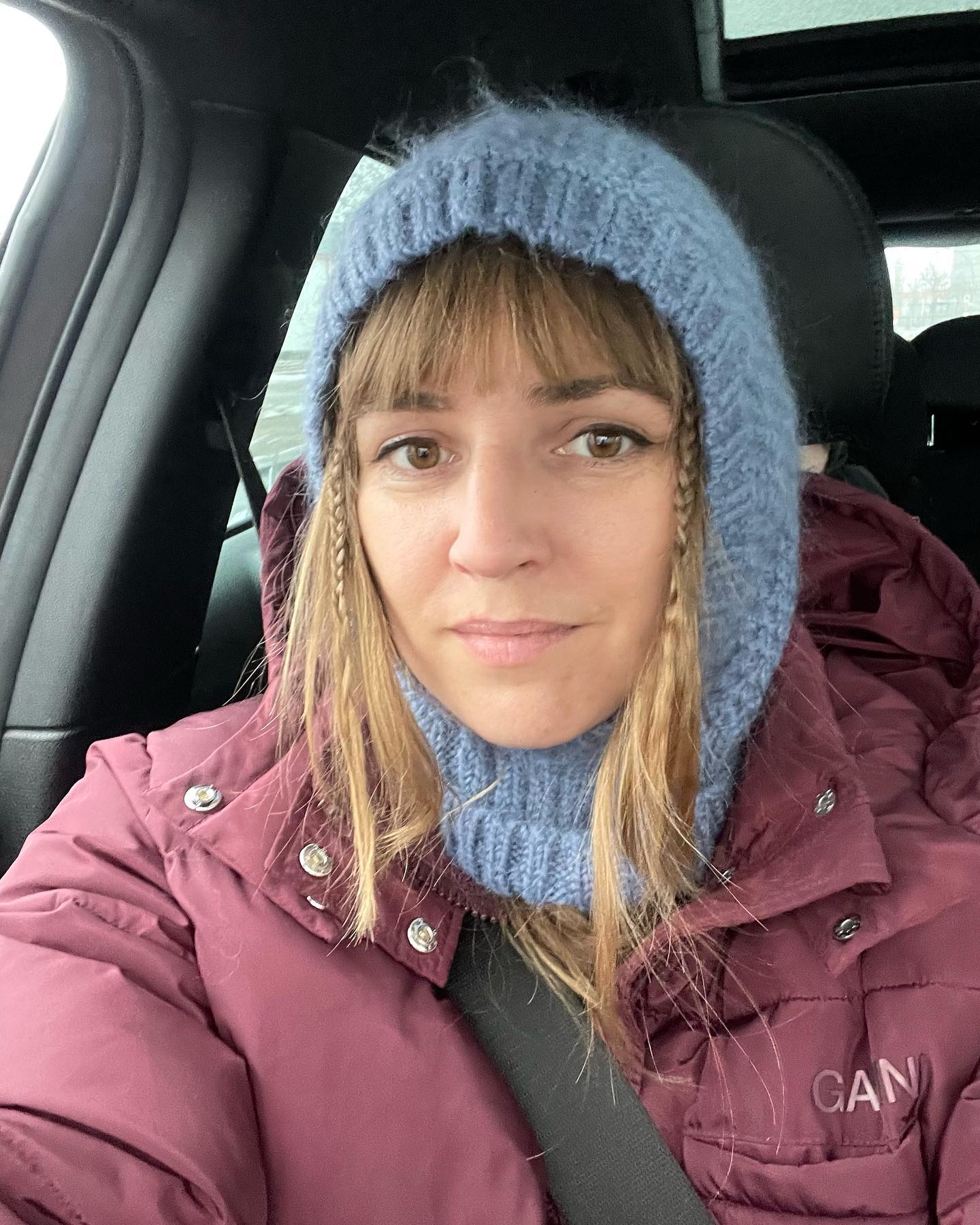 Eigentlich wollte ich dieses Wochenende zu meiner Schwester düsen, aber ausgefallene Züge, ein stark hustendes Kind und eine Bindehautentzündung durchkreuzten die Pläne. Also mistete ich so richtig radikal aus, hielt Ausschau nach dem Sofa meiner Träume, stampfte durch schmelzenden Schnee, flocht meine Haare und trank lieber Tee, statt mich länger über das Unplanbare zu ärgern 🫖