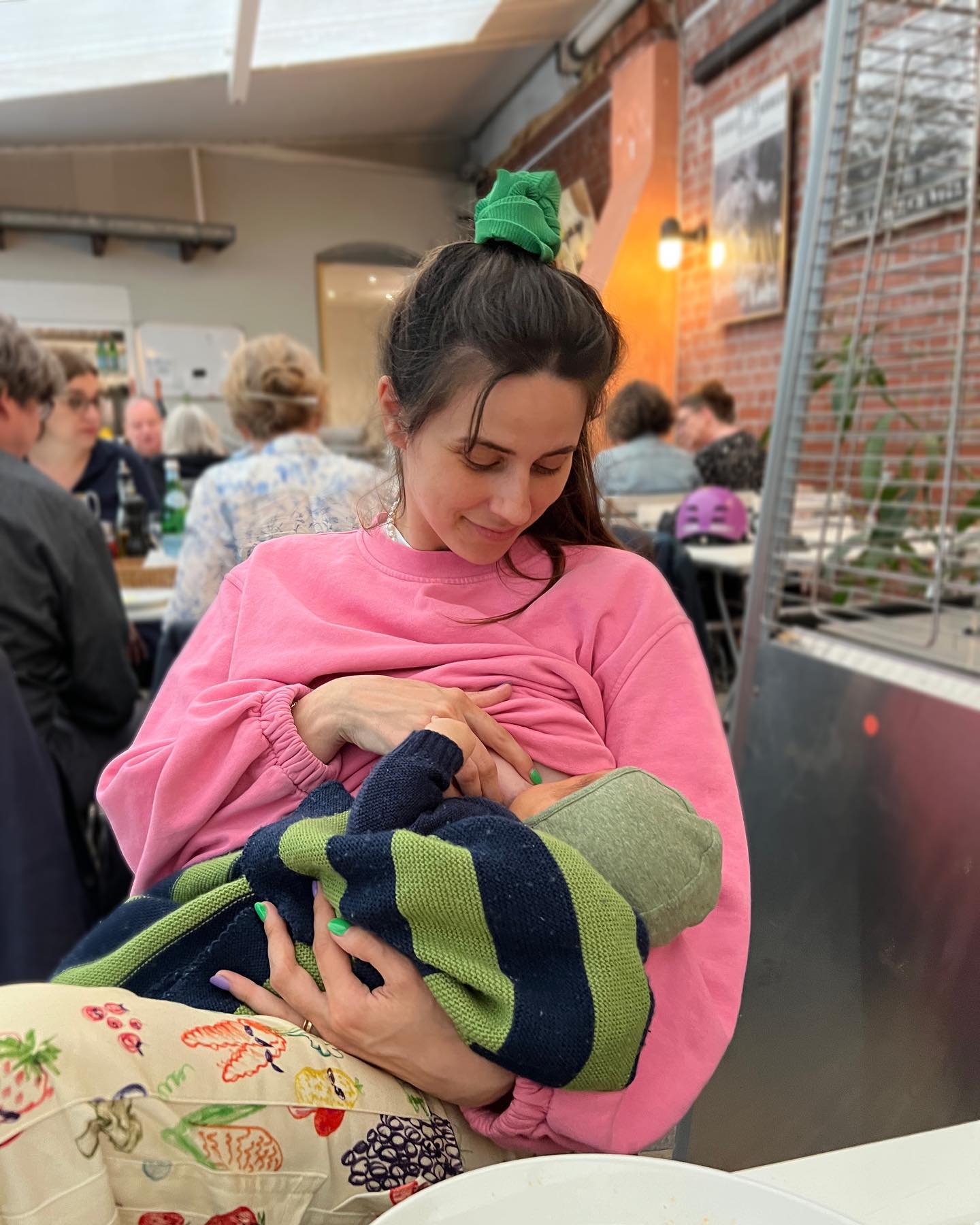 Ob es vielleicht leichter war, ohne die Sozialen Medien Mutter zu werden, Mama zu sein? Ja und nein. Es kommt bestimmt sehr auf die eigene Situation an, denn Austausch kann so viel Gutes bewirken, enttabuisieren und Mut machen. Viel zu oft passiert aber das Gegenteil. Und was ich für viel gefährlicher halte, als offensichtlich dogmatische Kanäle, die ungeachtet der Gegebenheiten unserer Gegenwart den Muttermythos weiter füttern, sind solche, die stolz vorgeben, offen und emphatisch mit sämtlichen Gebärenden zu sein, im Subtext aber recht ungeniert deutlich machen, was „richtig“ und was „falsch“, was das angeblich „Beste“ für die Kinder ist. Als sei Aufopferung automatisch das Allerbeste. Ich bezweifle das. Und sehe zunehmend verunsicherte Mütter, die wie Zombies durch die Welt hetzen, vor lauter Angst, nicht perfekt zu handeln oder sein. Beim Stillen fängt es oft schon an. Wie oft habe ich in den vergangenen Wochen gehört: „Wieso machst du’s nicht mehr?“. Ich erkläre es euch gern.
Ich habe es gemocht, zu stillen. Weil das Baby und ich ein gutes Team waren, weil ich Glück hatte, dass die Milch lief, weil das Baby nur 15-20 Minuten brauchte, um satt zu werden. In etwa alle drei Stunden. Denn der Rhythmus, den wir behutsam einführten, hat mir dringend nötige Pausen ermöglicht. Und Routine. Die Flasche mit Premilch haben wir parallel in Woche drei eingeführt. Ich wollte mit dem großen Kind zum Rummel, in Ruhe. Ich sehnte mich nach einer gleichberechtigten Elternschaft, die mir, nur stillend, unerreichbar schien. Abpumpen musste ich, weil meine gigantischen Brüste sonst wohl geplatzt wären. Sie taten weh, waren schwer und ungewohnt, voller Adern, fremd. Es ging auch nach drei Monaten nicht vorbei, weshalb ich nach vier Monaten abgestillt hatte – allein weil ich es plötzlich so wollte. Ohne Gewissensbisse, ohne großes Tamtam (dafür mit vielen Abstill-Hormonen). Weil es so für uns das Allerbeste war und ist
Ich feiere alle, die länger und viel, viel, viel länger stillen. Ihr seid für mich Held_innen. Genau wie alle, die stillen wollen, aber nicht können. Oder die, die niemals stillen wollten. Lasst euch, egal wie ihr es macht, einfach keinen Scheiß einreden️